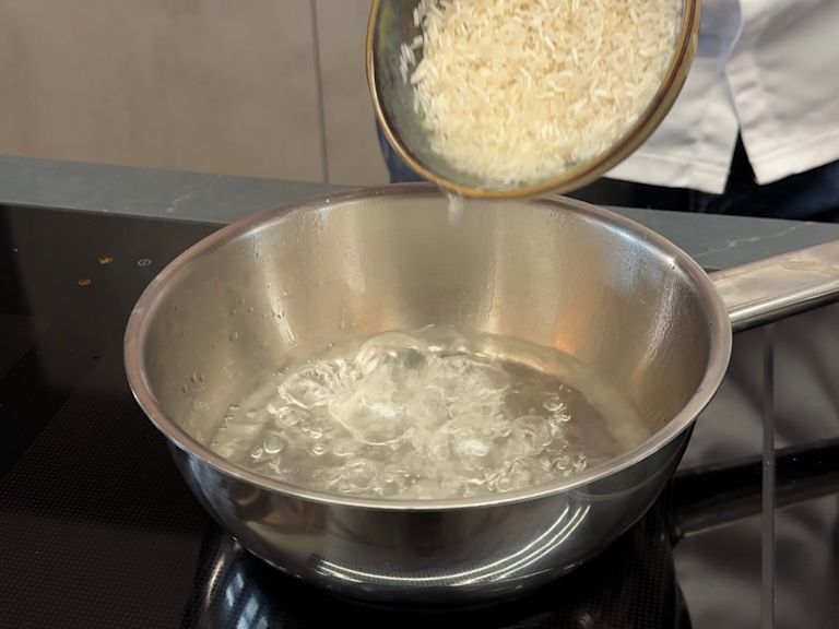 Alternativer Step 2: Reis im Topf kochen Alternativer Step 2: Reis im Topf kochen