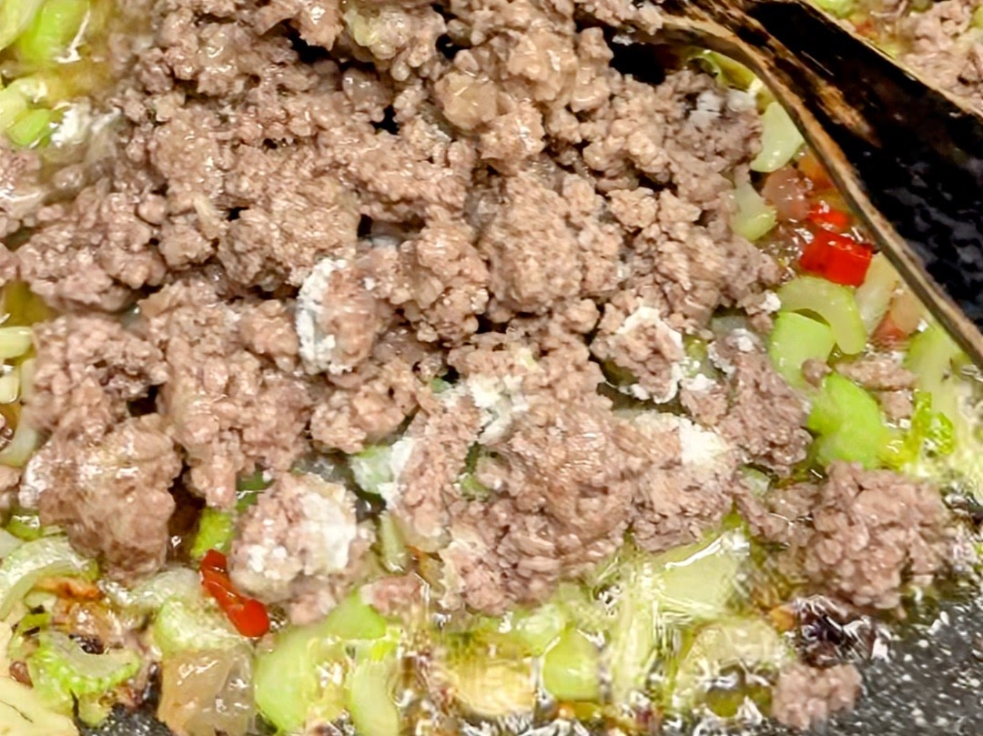 Schritt 2: Fleisch und Gemüsemischung für Chili con Carne schmoren