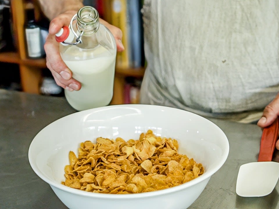 Schritt 2: Cornflakes-Milch für Cereal Milk Ice Cream  vorbereiten