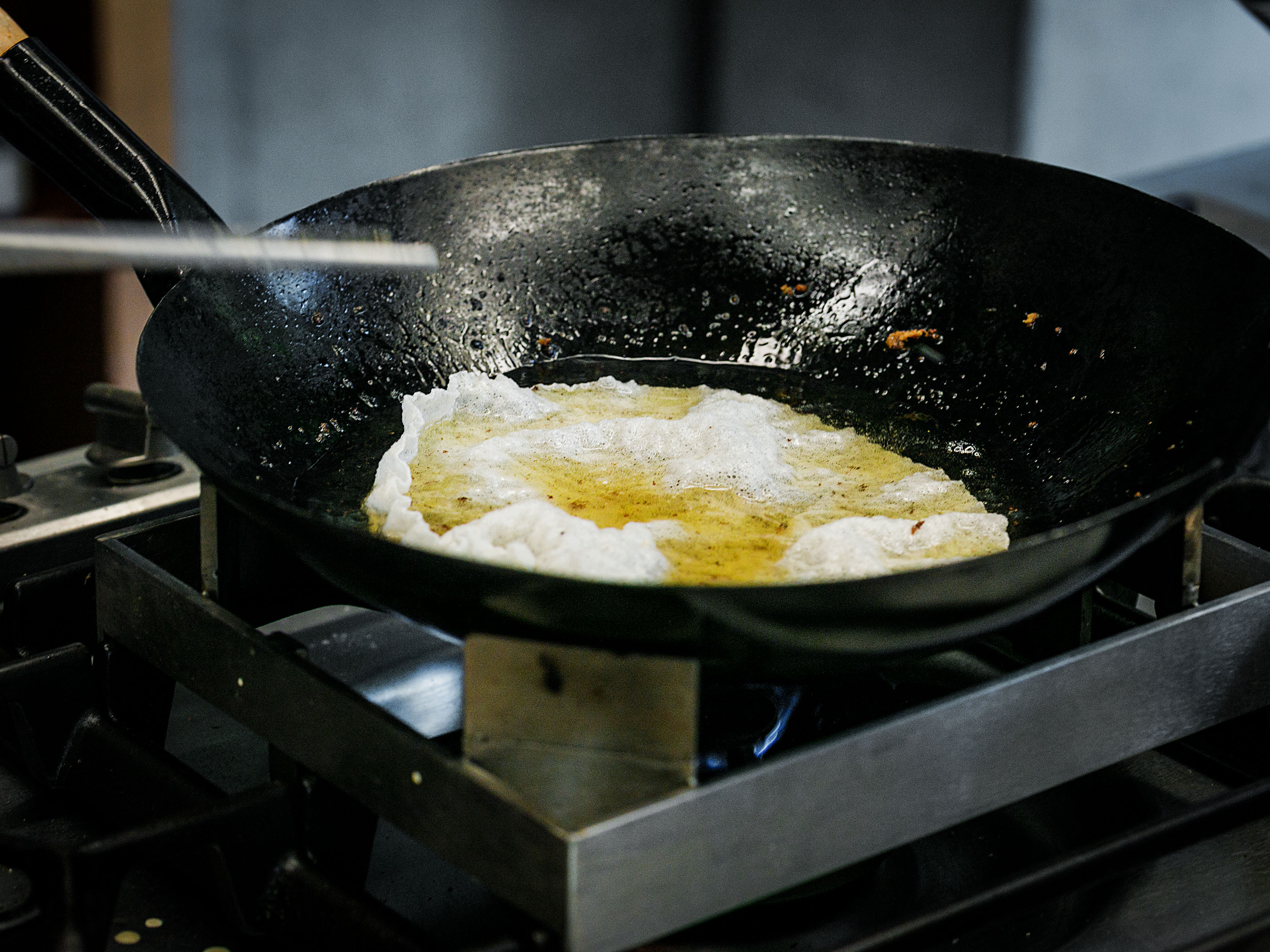 Schritt 4: Sie Reispapier-Blätter etwa 10 Sekunden lang frittieren, bis sie aufgeblasen und knusprig sind