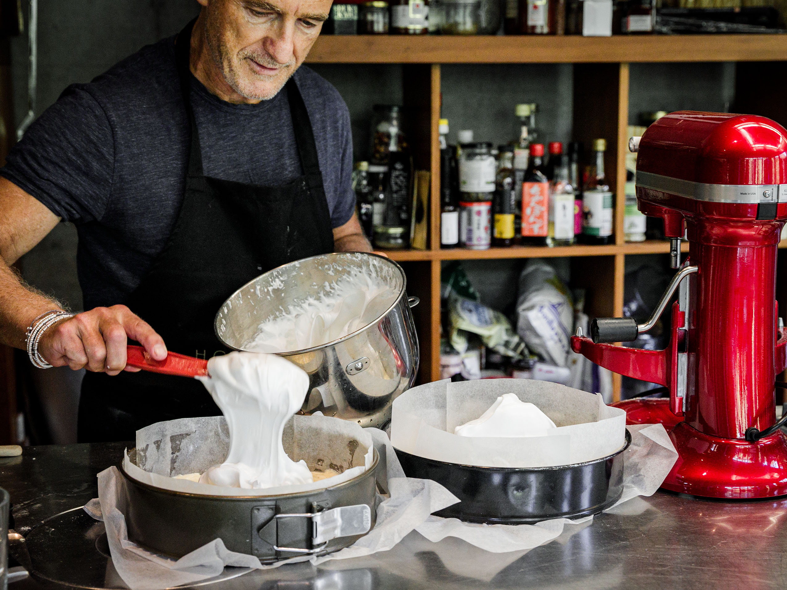 Schritt 3: Meringuemasse für Lemon Dream Cake zubereiten und auf Biscuit verteilen