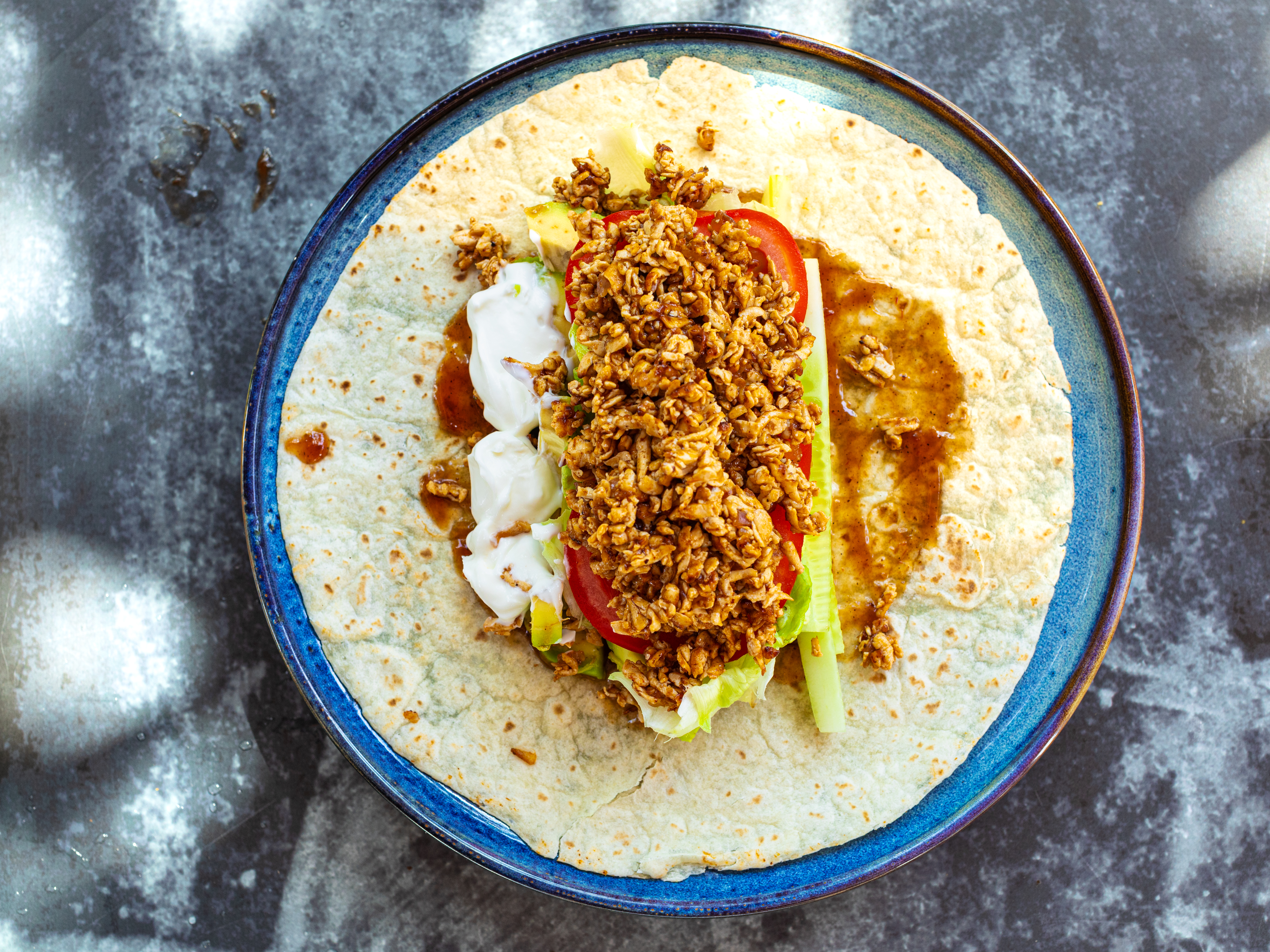 Schritt 4; Die BBQ-Tofu-Mischung gleichmässig auf dem Gemüse verteilen