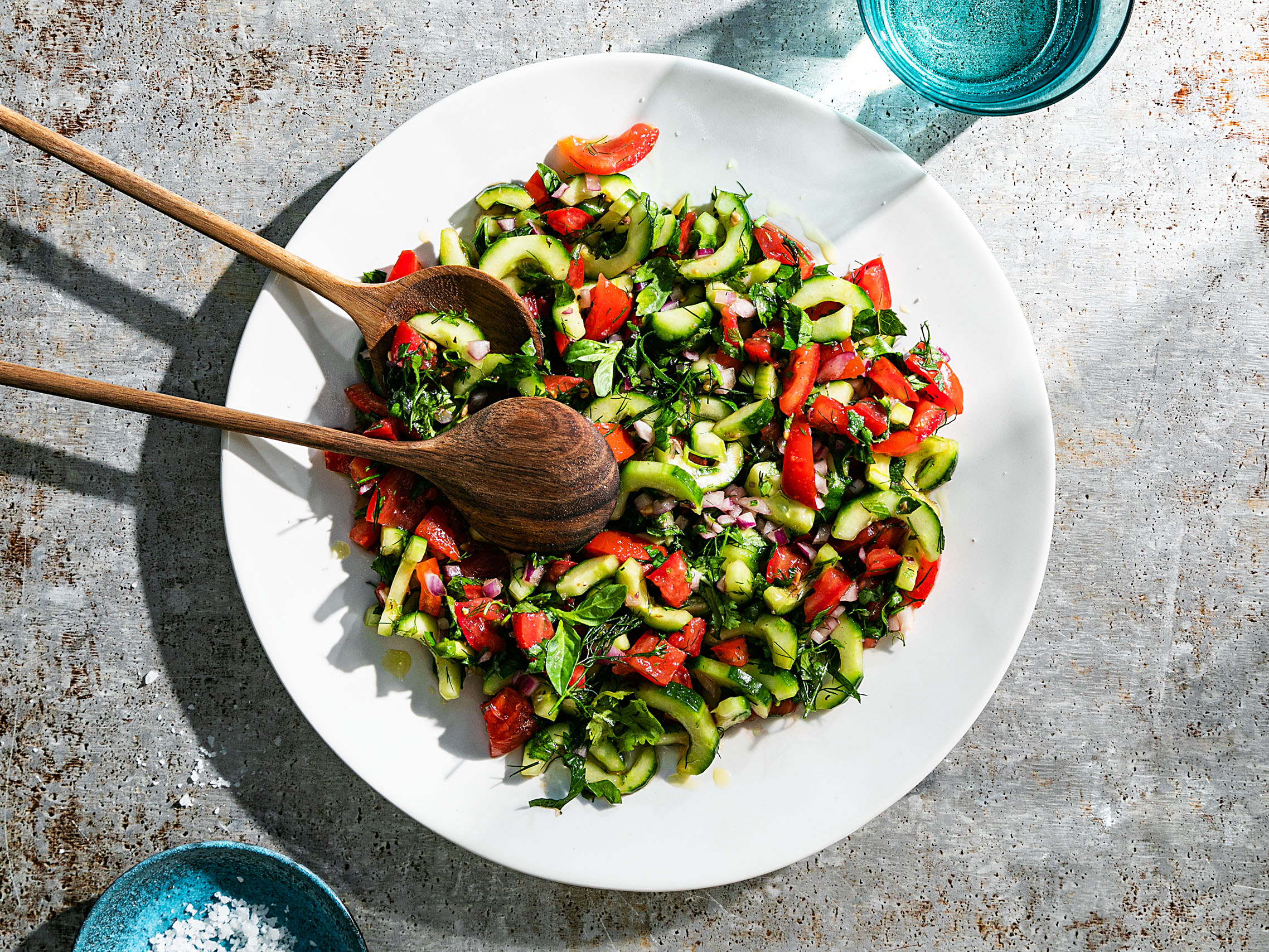 Schritt 2:  Limetten-Vinaigrette für Persischer Gurken-Tomaten-Zwiebel Salat zubereiten und anrichten.