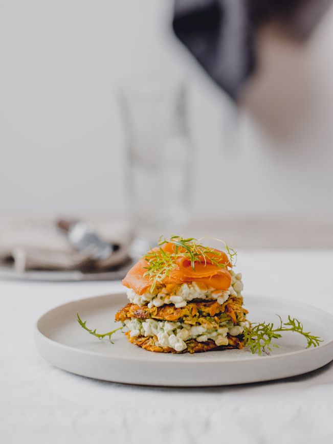Zucchini-Karotten-Rösti mit Avocado-Hüttenkäse und Rauchlachs Rezept Zucchini-Karotten-Rösti mit Avocado-Hüttenkäse und Rauchlachs Rezept