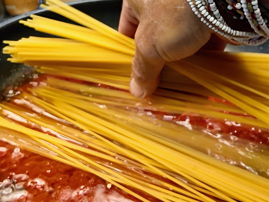 Schritt 2: Pasta für Spaghetti all’ Assassina zubereiten  