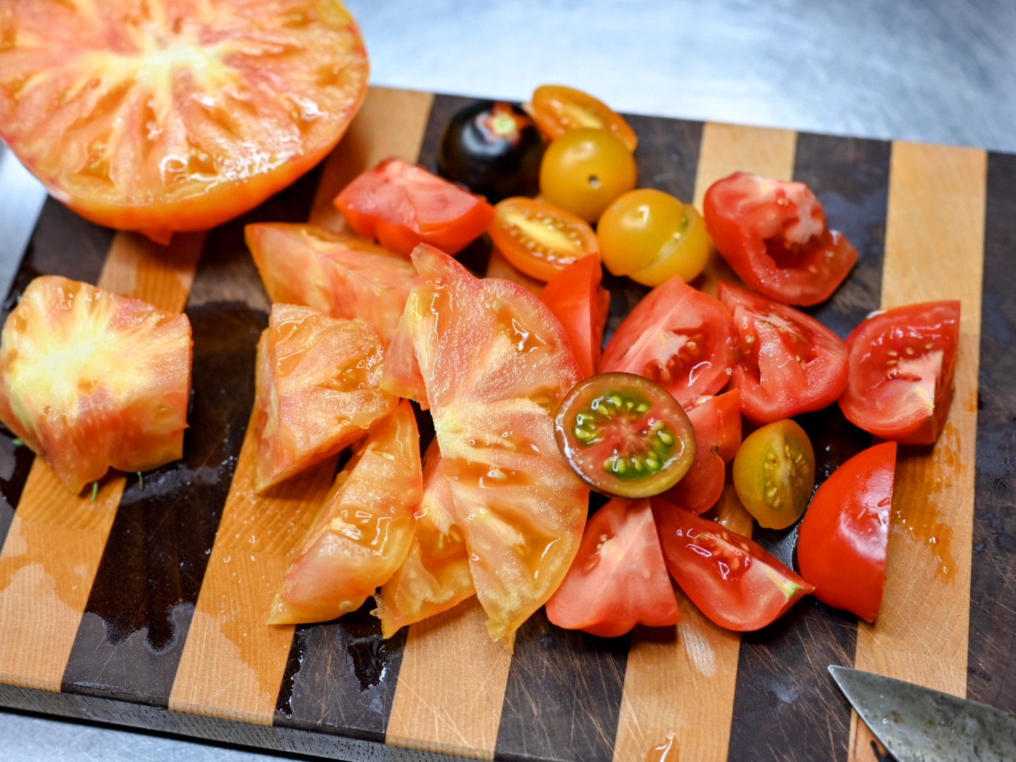 Schritt 2: Gurke und Tomaten für Tomaten-Gurken Salat mit Sesam-Seiden Tofu Dressing schneiden