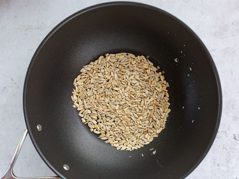 Schritt 2: Sonnenblumenkerne für Kohlrabi Salat mit Apfel anrösten Schritt 2: Sonnenblumenkerne für Kohlrabi Salat mit Apfel anrösten