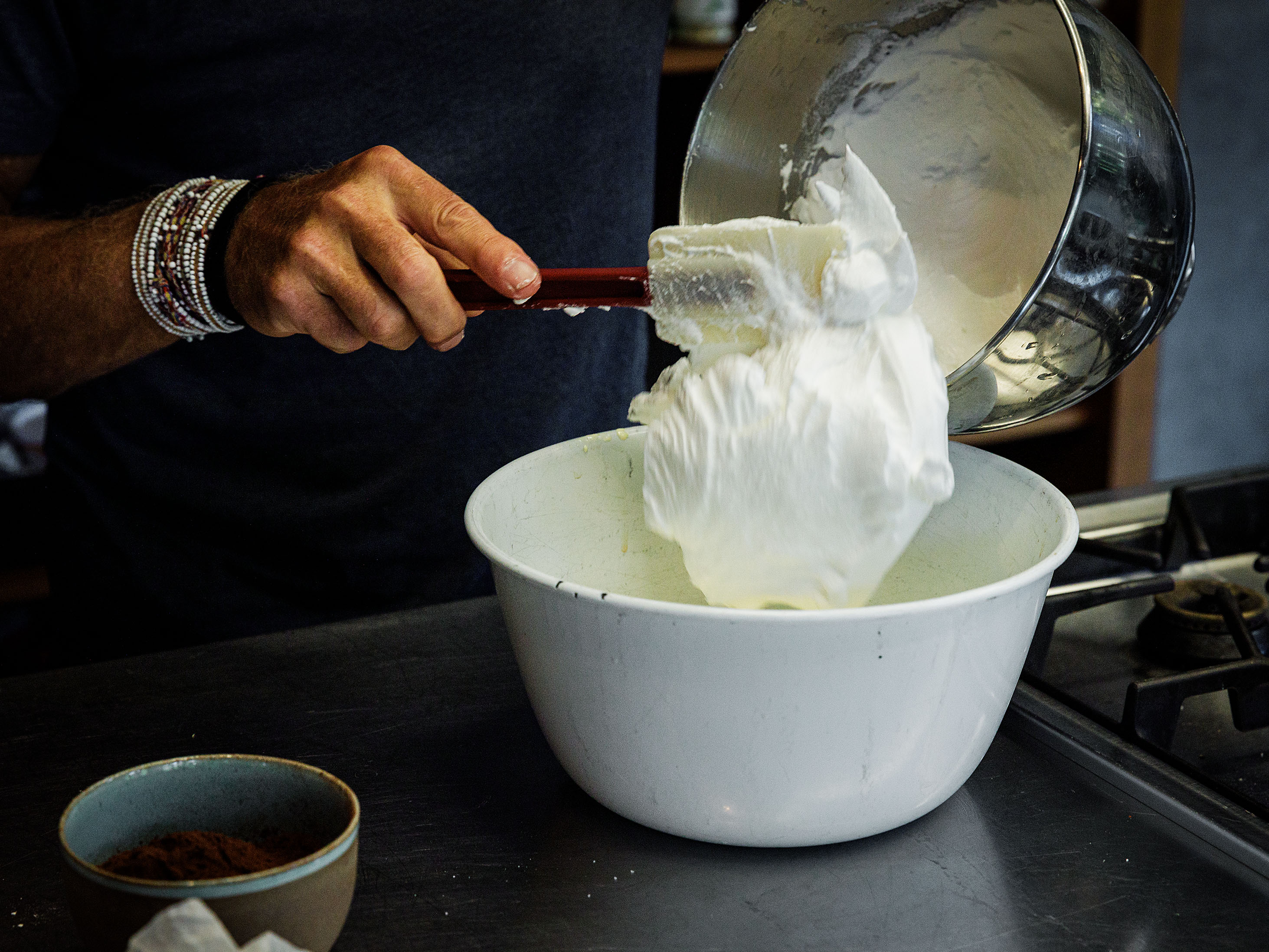 Schritt 2: Schokoladenbiscuit für Glutenfreie Heidelbeer-Schokoladenmeringue-Roulade zubereiten 