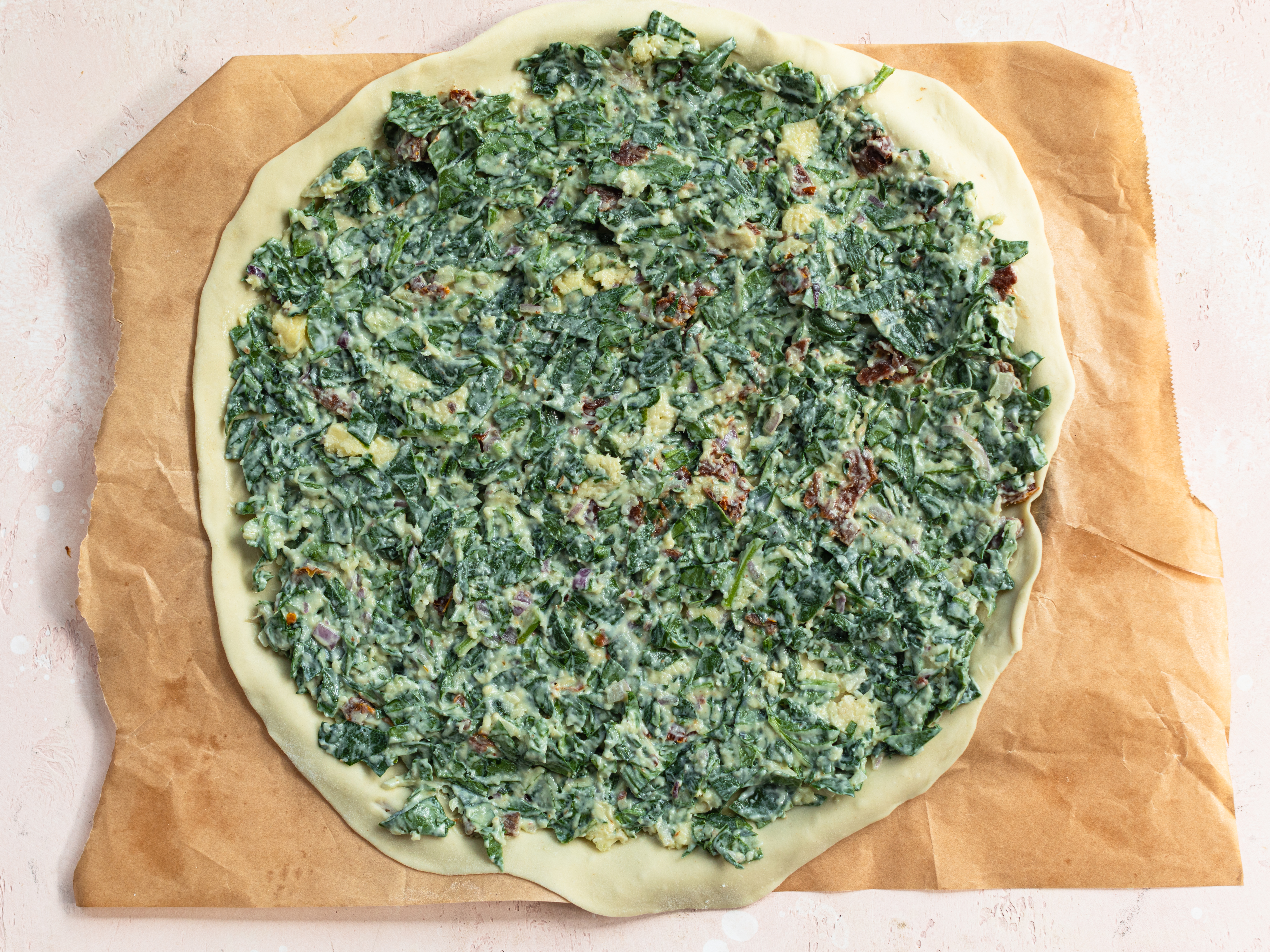 Schritt 4: Die Spinat-Mischung auf den Teigen verteilen, dabei einen kleinen Rand lassen