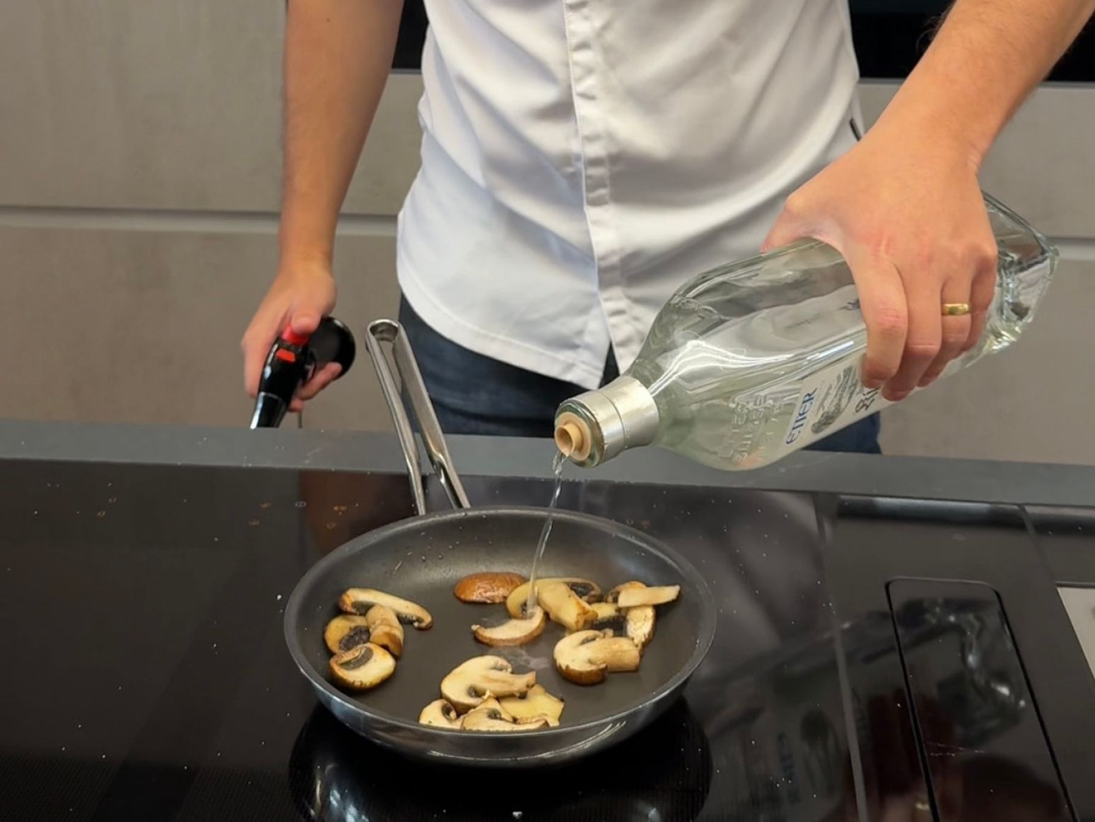 Step 2:  Alkohol in die Pfanne geben