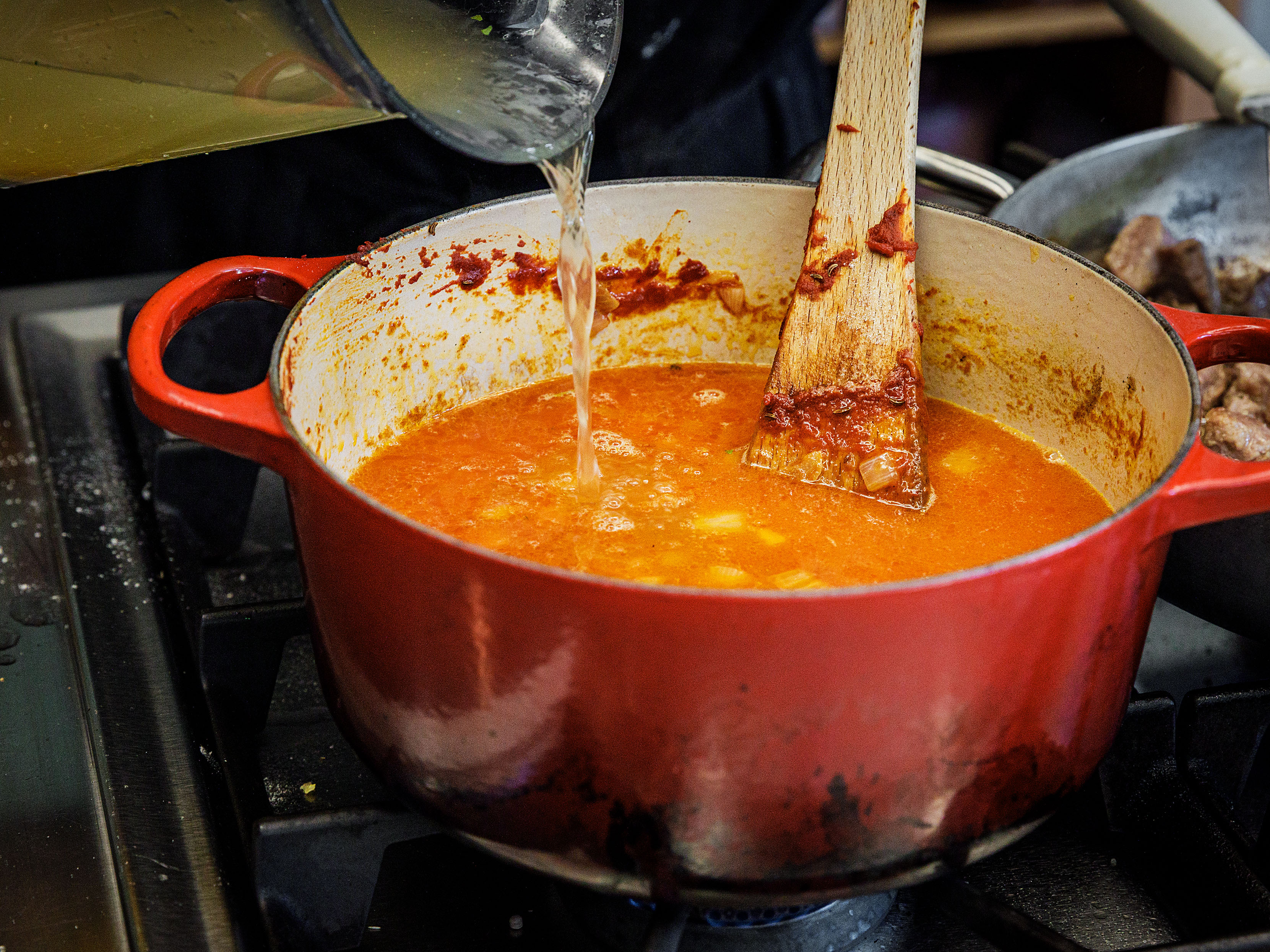 Schritt 1: Zwiebeln für Kalbsrahmgulasch nach Andreas Caminada zubereiten 