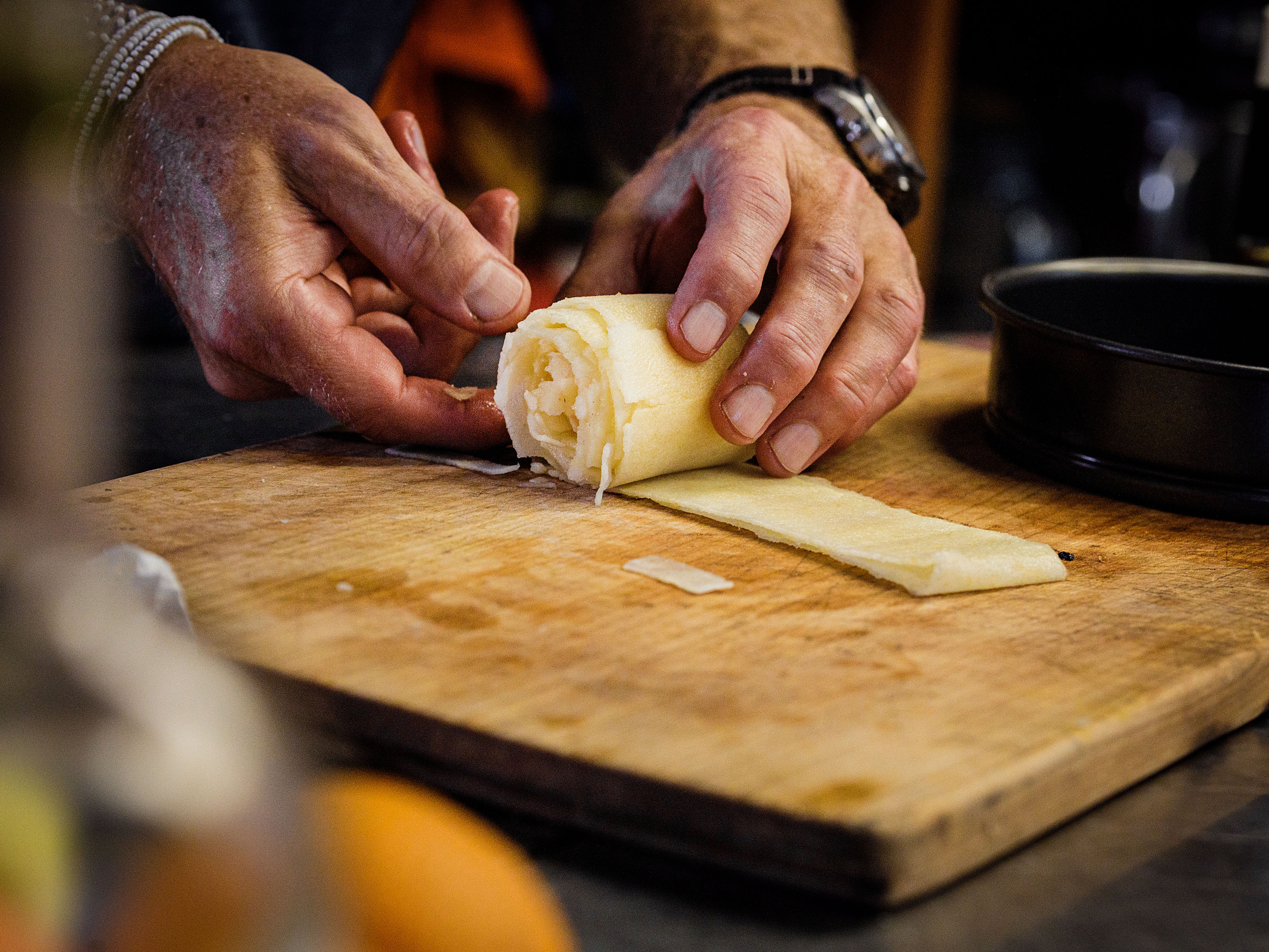 Schritt 3: Apfel-Bahn oder -Bahnen zu einer Rosette aufrollen
