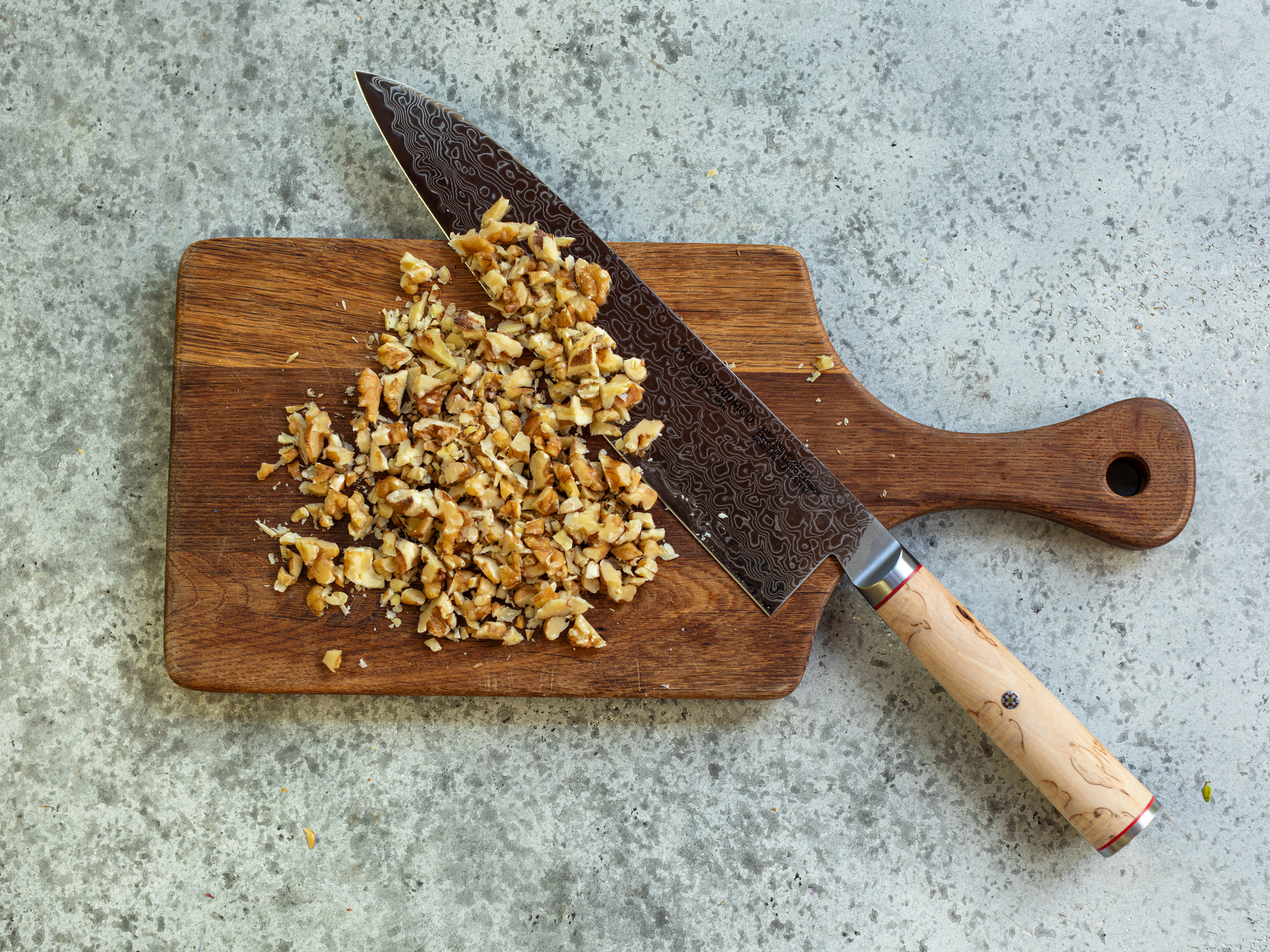 Schritt 2: Baumnüsse grob hacken