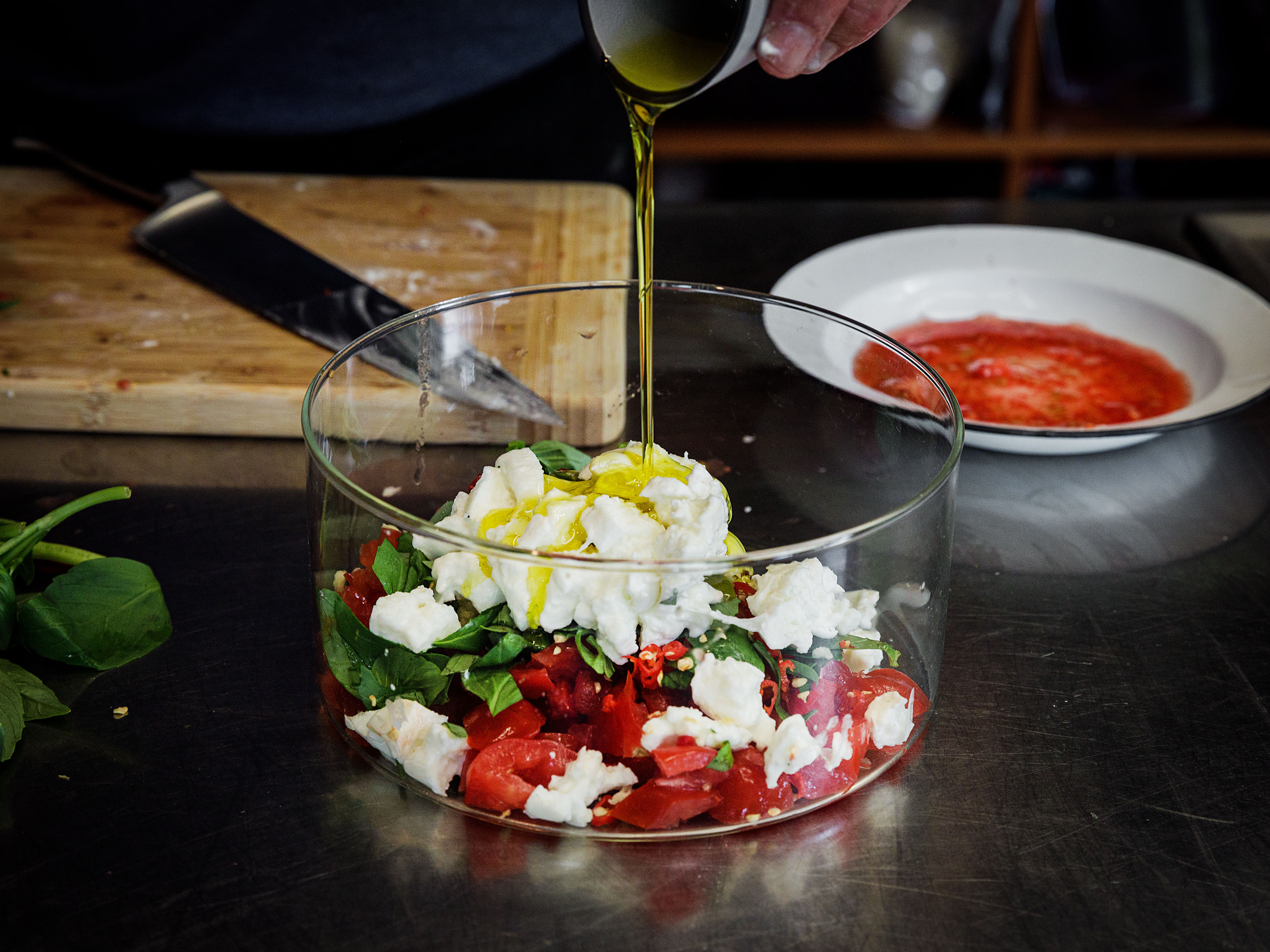 Schritt 1: Sugo für Penne alla caprese zubereiten 