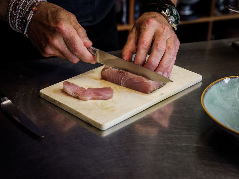 Schritt 1: Kingfish für Kombu Kingfish Poke Bowl marinieren  