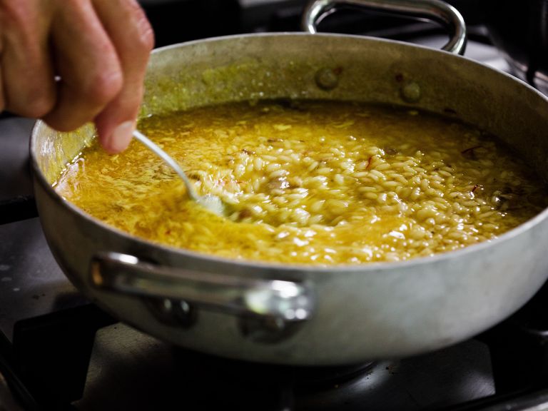 Schritt 2: Restliche Butter und Parmesan, sowie eine letzte Kelle Bouillon einrühren und abschmecken