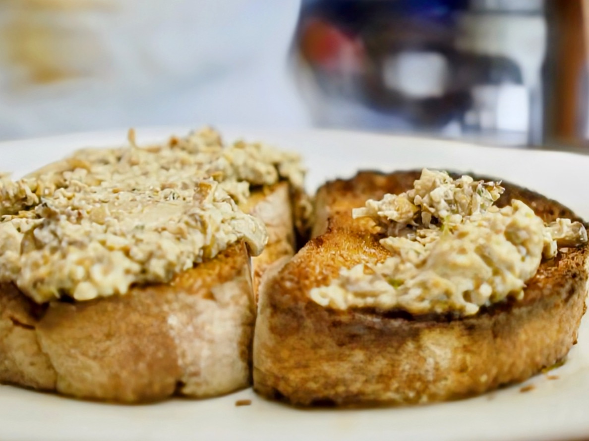 Schritt 3:  Zusammenstellen der Artischocken Pilz Bruschetta  