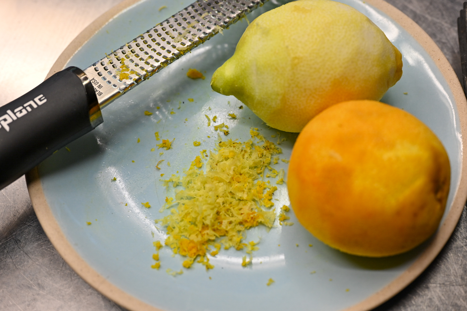 Schritt 3:  Zitruszesten zugeben und gut verrühren