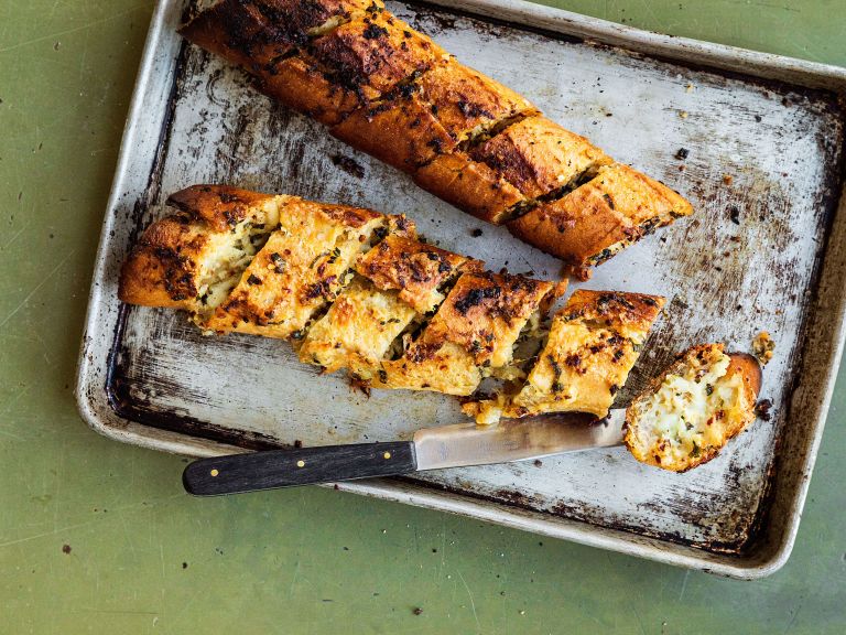 Schritt 3: Das Knoblibrot aus dem Ofen nehmen und aus der Folie heben Schritt 3: Das Knoblibrot aus dem Ofen nehmen und aus der Folie heben