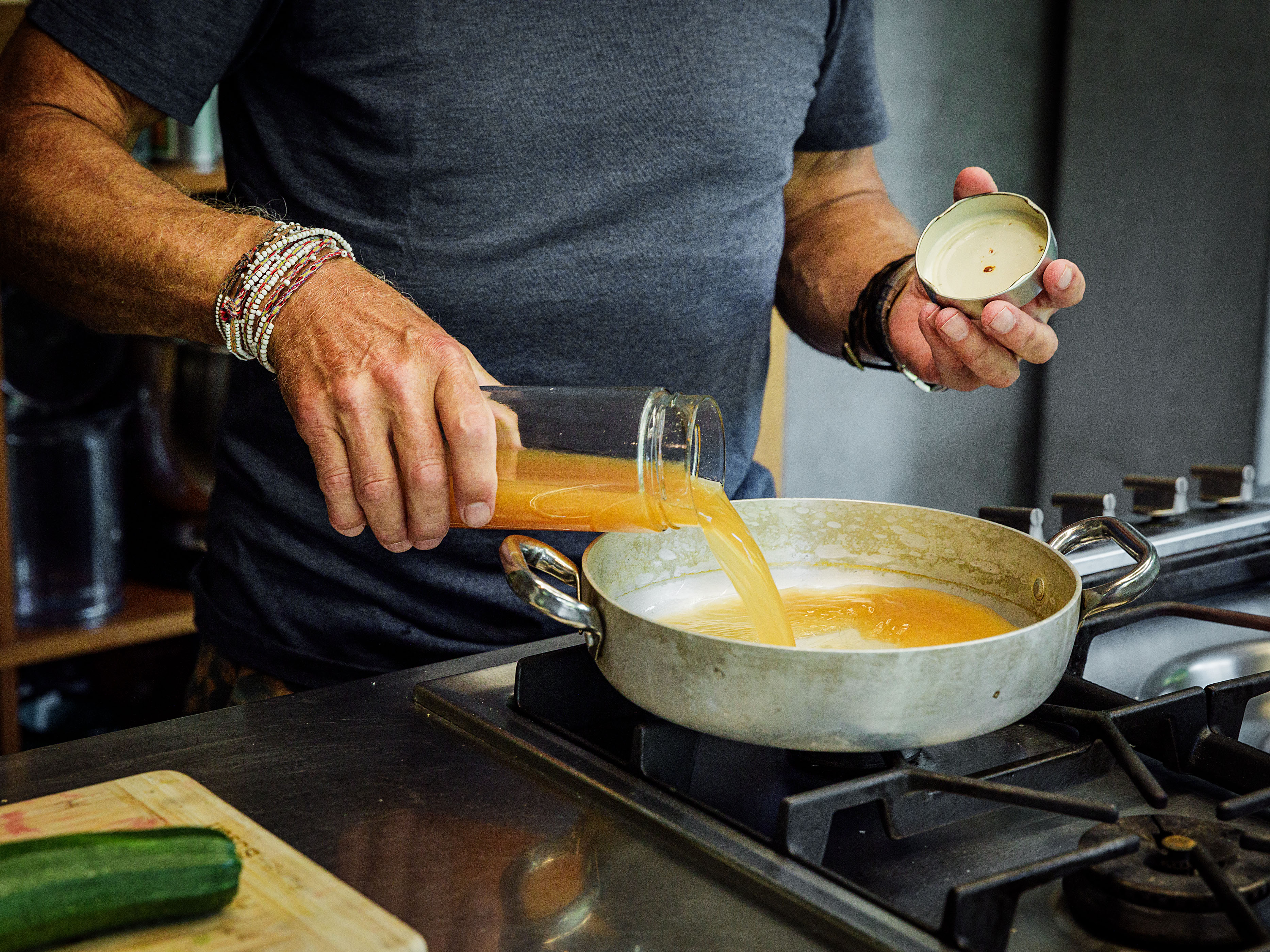 Schritt 1: Die Bouillon aufkochen
