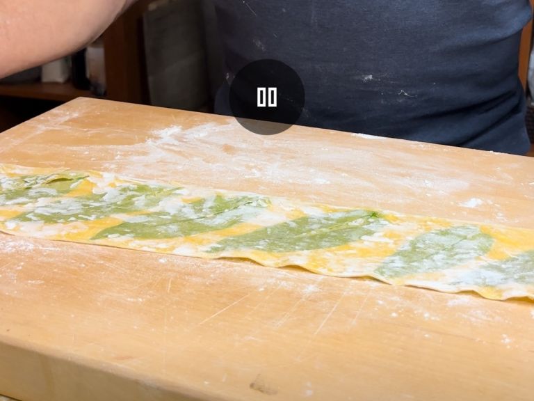 Schritt 3: Die Bärlauchblätter dekorativ zwischen zwei Pastabahnen legen und diese zweimal durch die Pastamaschine drehen