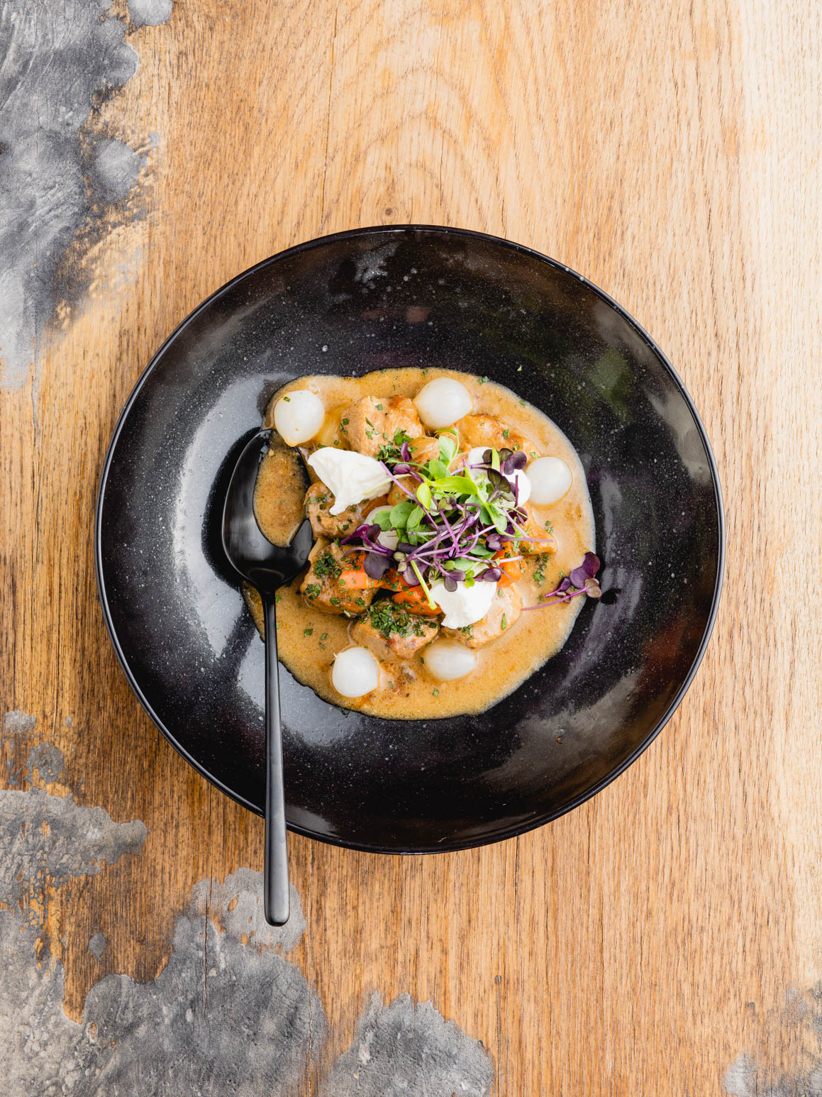 Helles Kalbsvoressen mit Zwiebelgemüse und Microgreens Rezept 