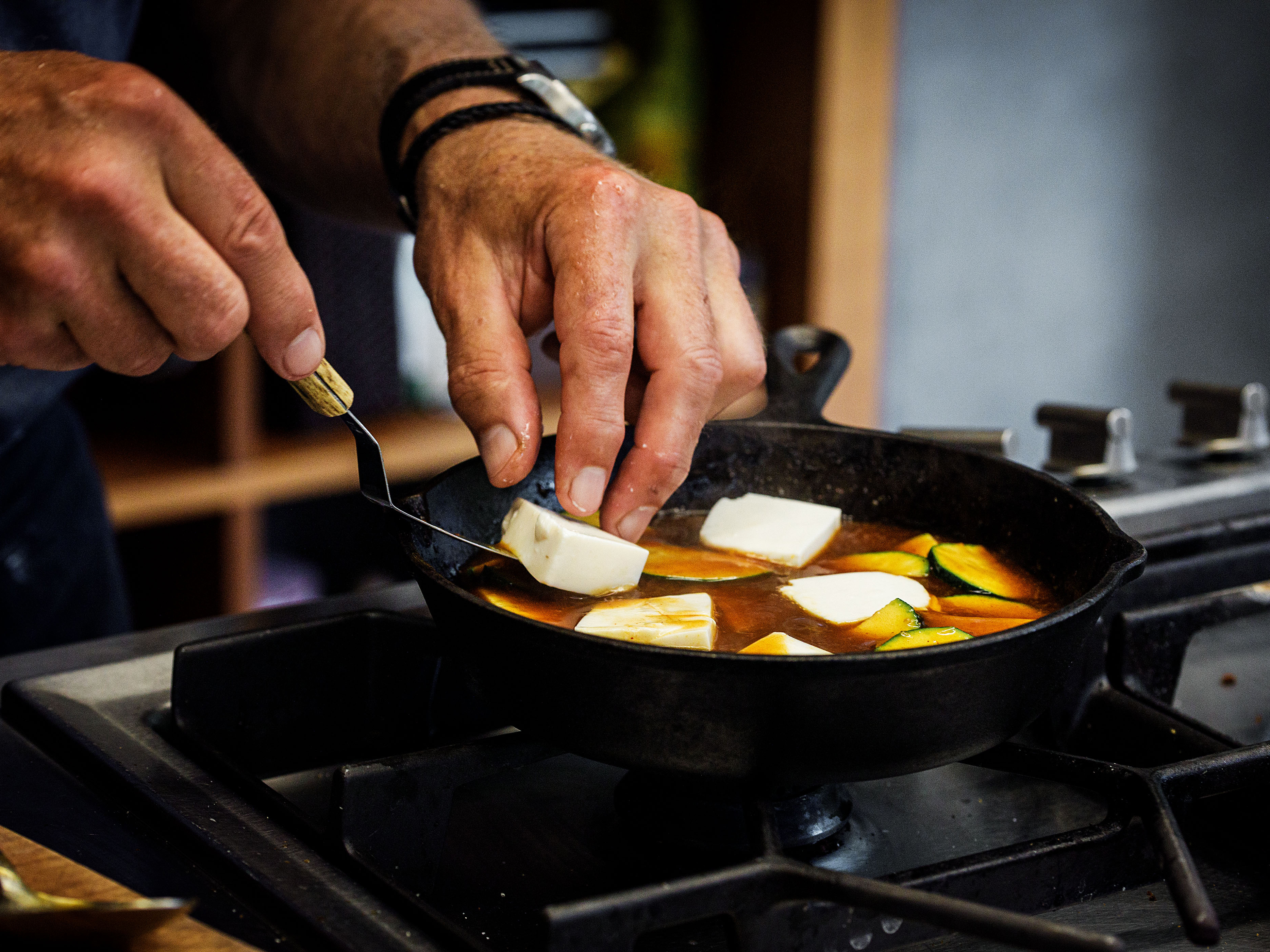 Schritt 2: Tofu mit den Zucchinischeiben in die Sauce hinzugeben