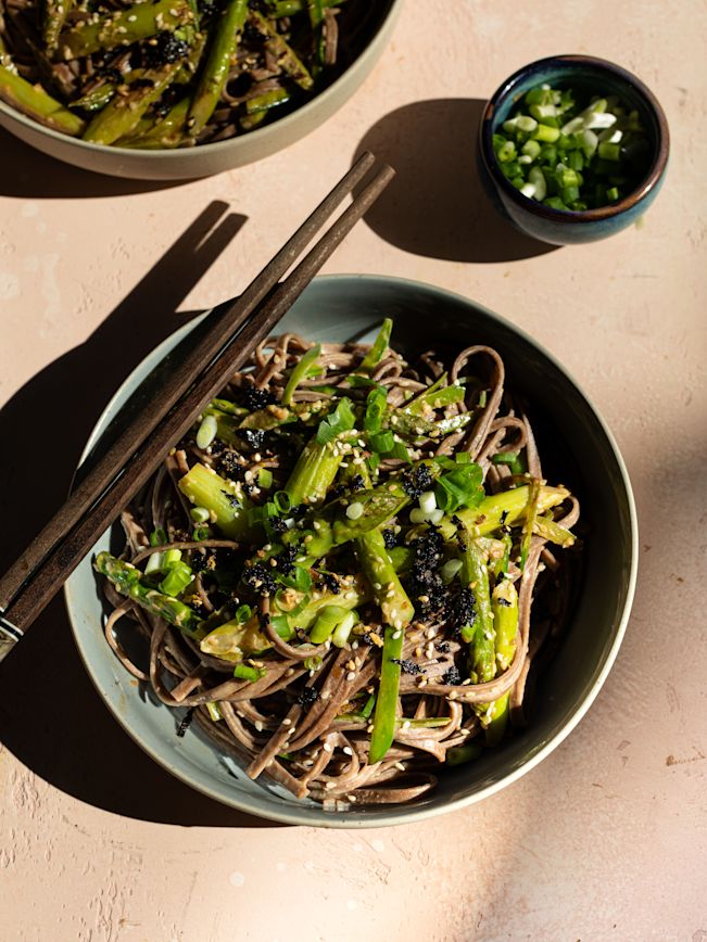 Soba Nudeln mit Sesam-Spargel Rezept Soba Nudeln mit Sesam-Spargel Rezept
