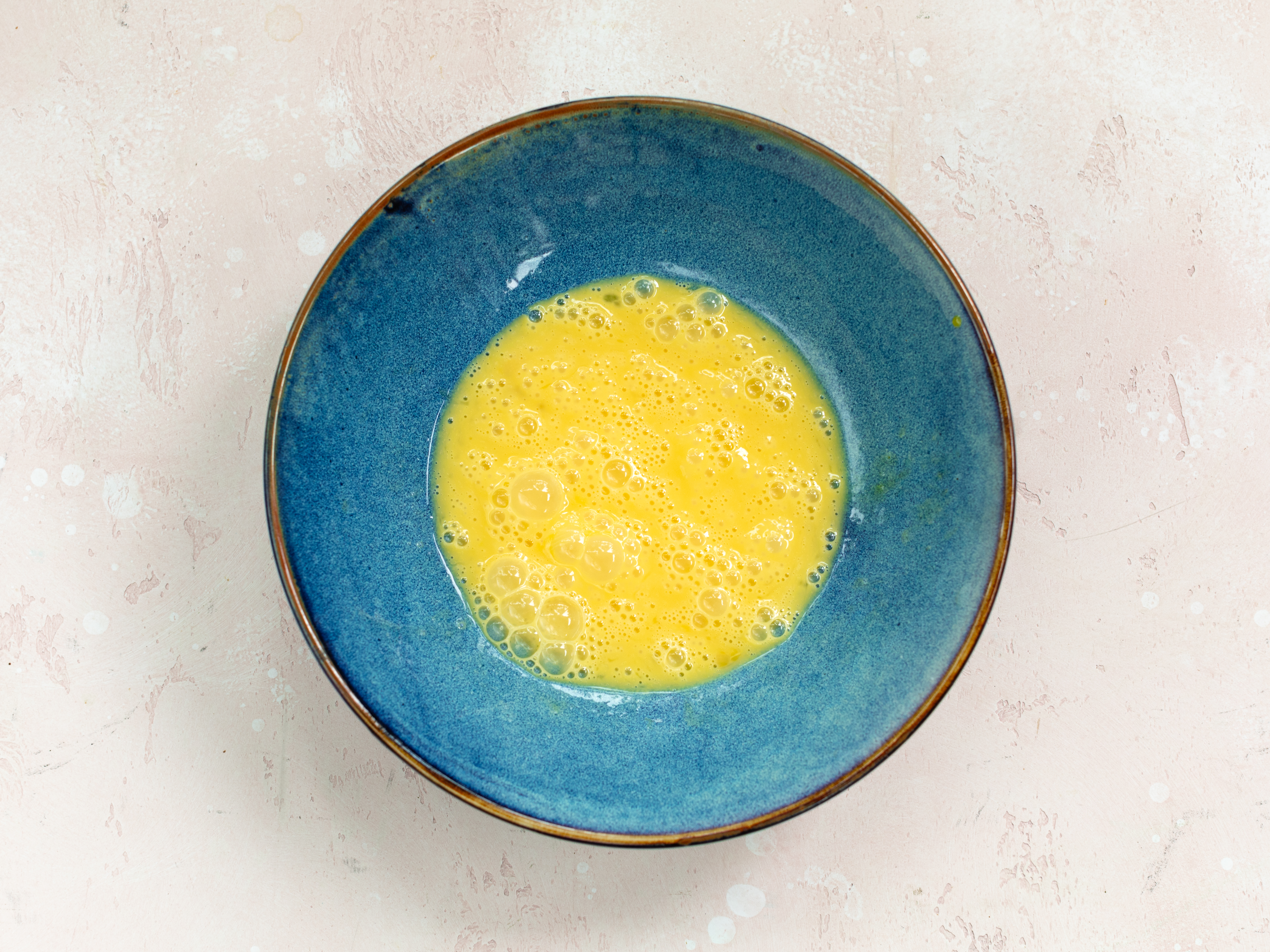 Schritt 2: Teig für Zucchini-Parmesan-Waffeln herstellen 