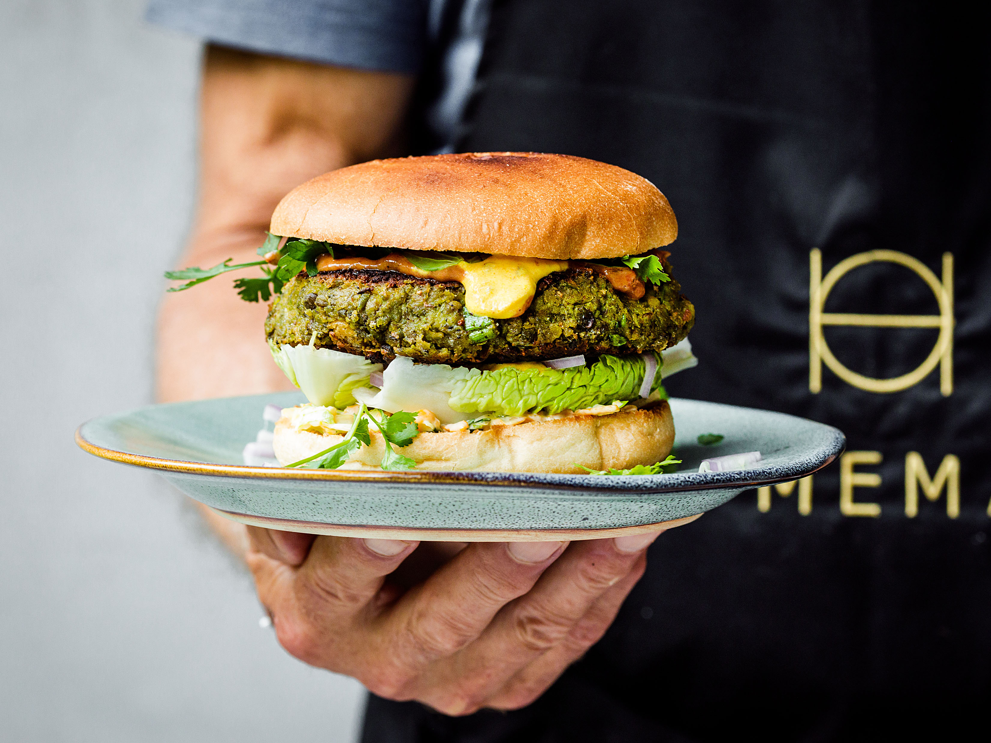 Schritt 4: Linsen-Kichererbsen-Burger mit Feta und Harissa-Kurkuma-Joghurt braten und anrichten.