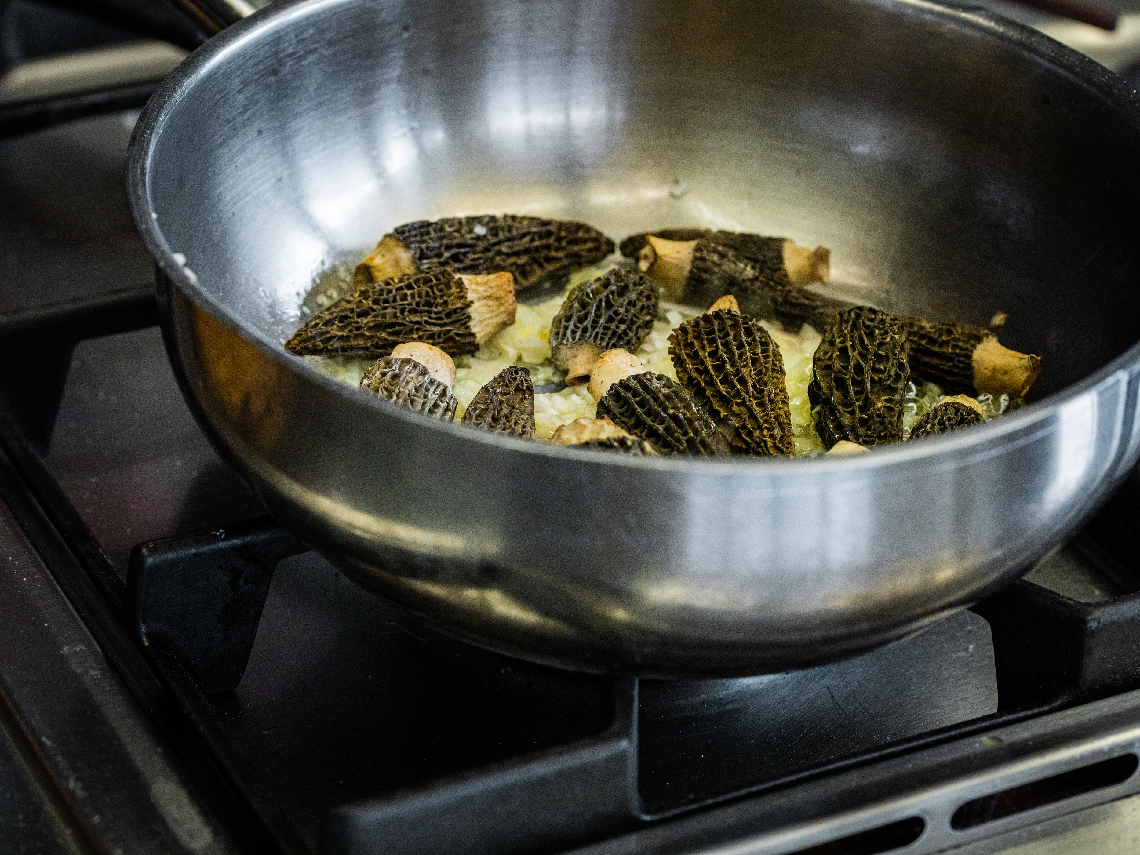 Schritt 3: Schalotte in der Butter anschwitzen, Morcheln zufügen und rund 10 Minuten zugedeckt dünsten