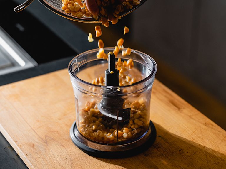 Schritt 1: Zutaten für Weisse-Bohnen-Hummus mit Rosmarin und Olivenöl vorbereiten Schritt 1: Zutaten für Weisse-Bohnen-Hummus mit Rosmarin und Olivenöl vorbereiten