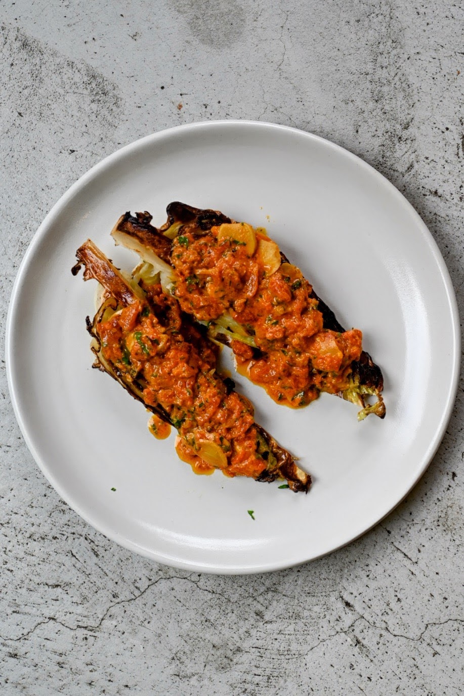 Röst-Spitzkohl mit Chili Crisp-Ginger-Tomaten Salsa Rezept