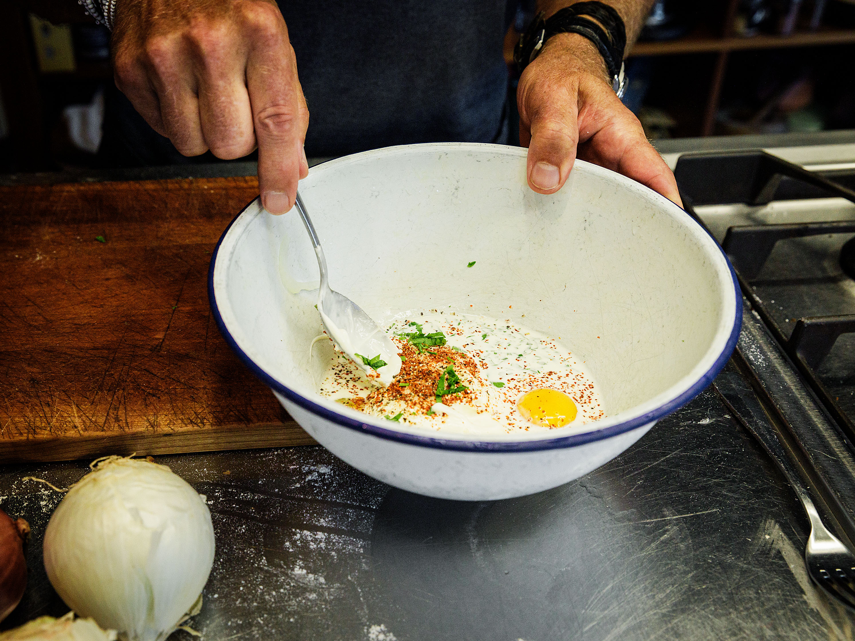 Schritt 4: In einer Schüssel das Ei mit dem Doppelrahm gut verschlagen