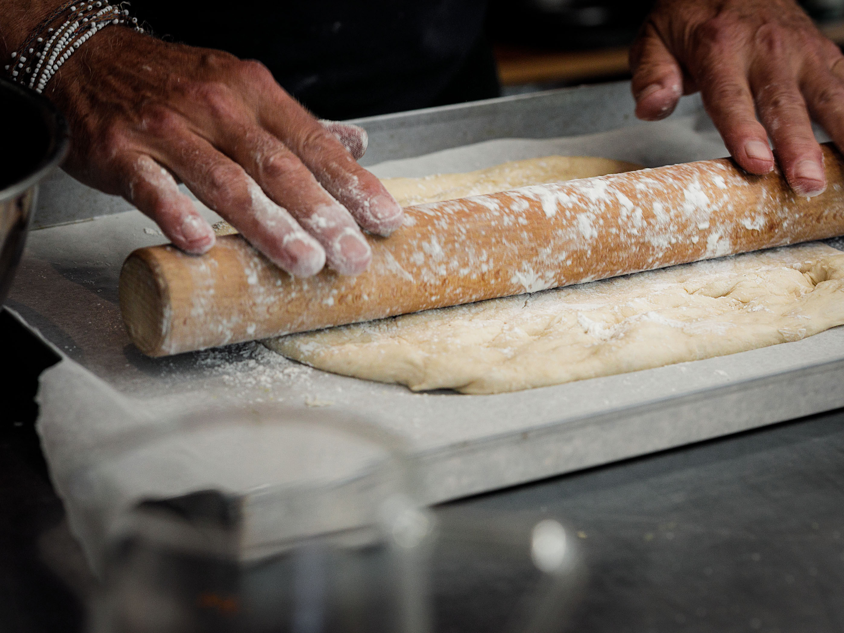 Schritt 4: Den Teig auf das vorbereitete Backblech legen und zu einem gut 5 mm dicken und etwa 35 x 28 cm grossen Rechteck oder Oval ausrollen oder drücken