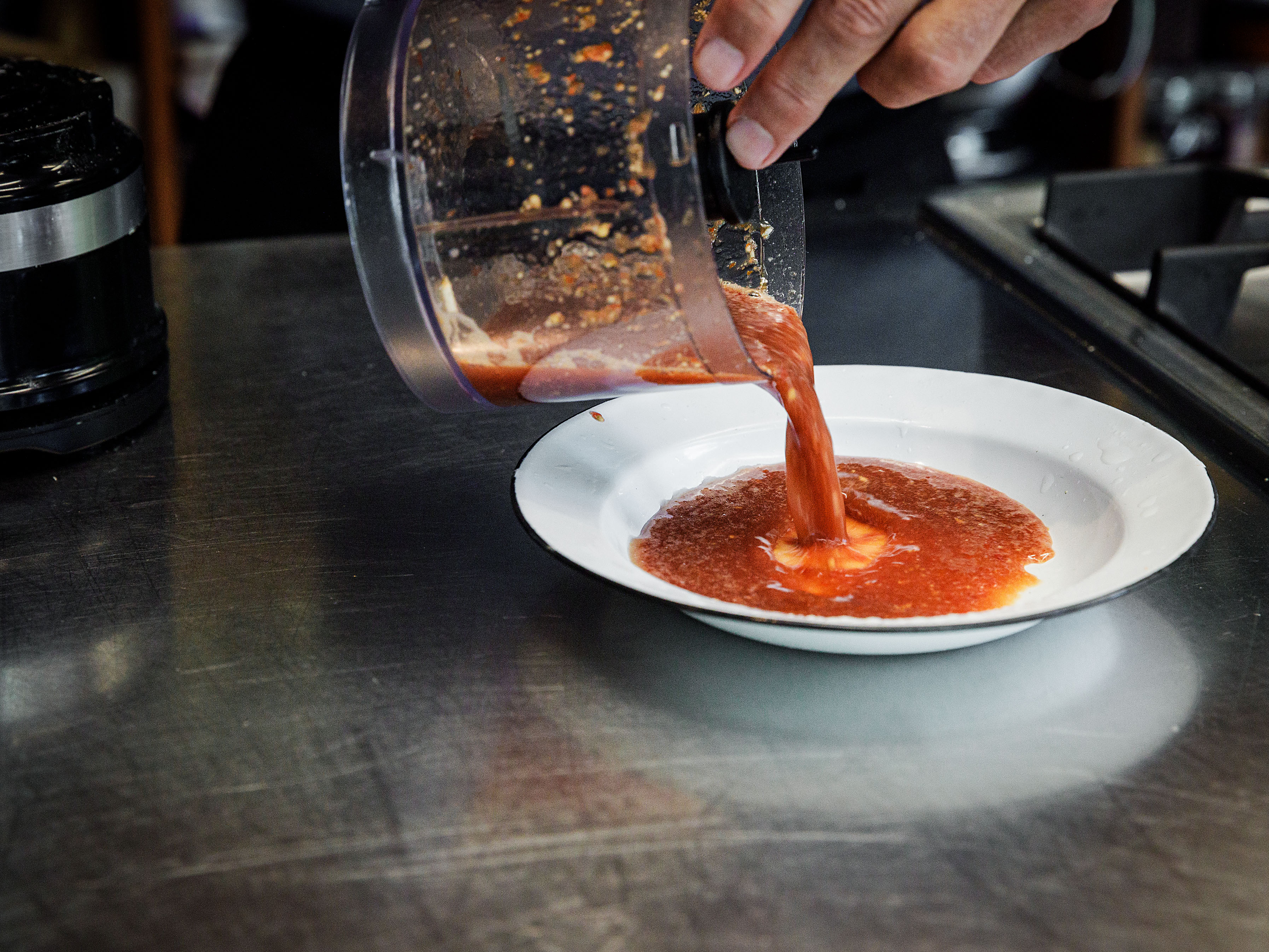 Schritt 1: Alle Zutaten zusammen geben und das Ganze fein mixen, dann in einen Teller giessen