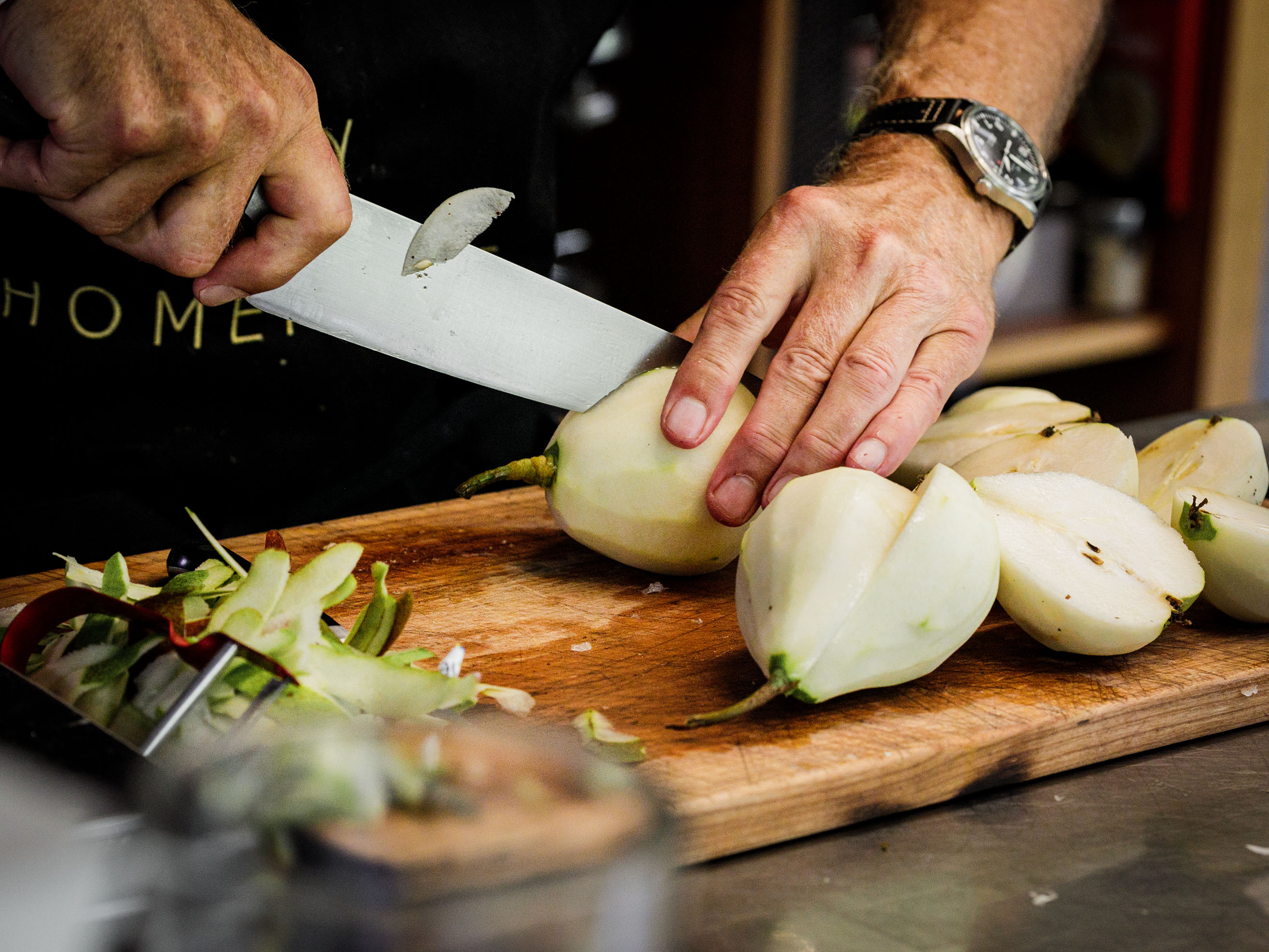 Schritt 1: Birnen halbieren und entkernen