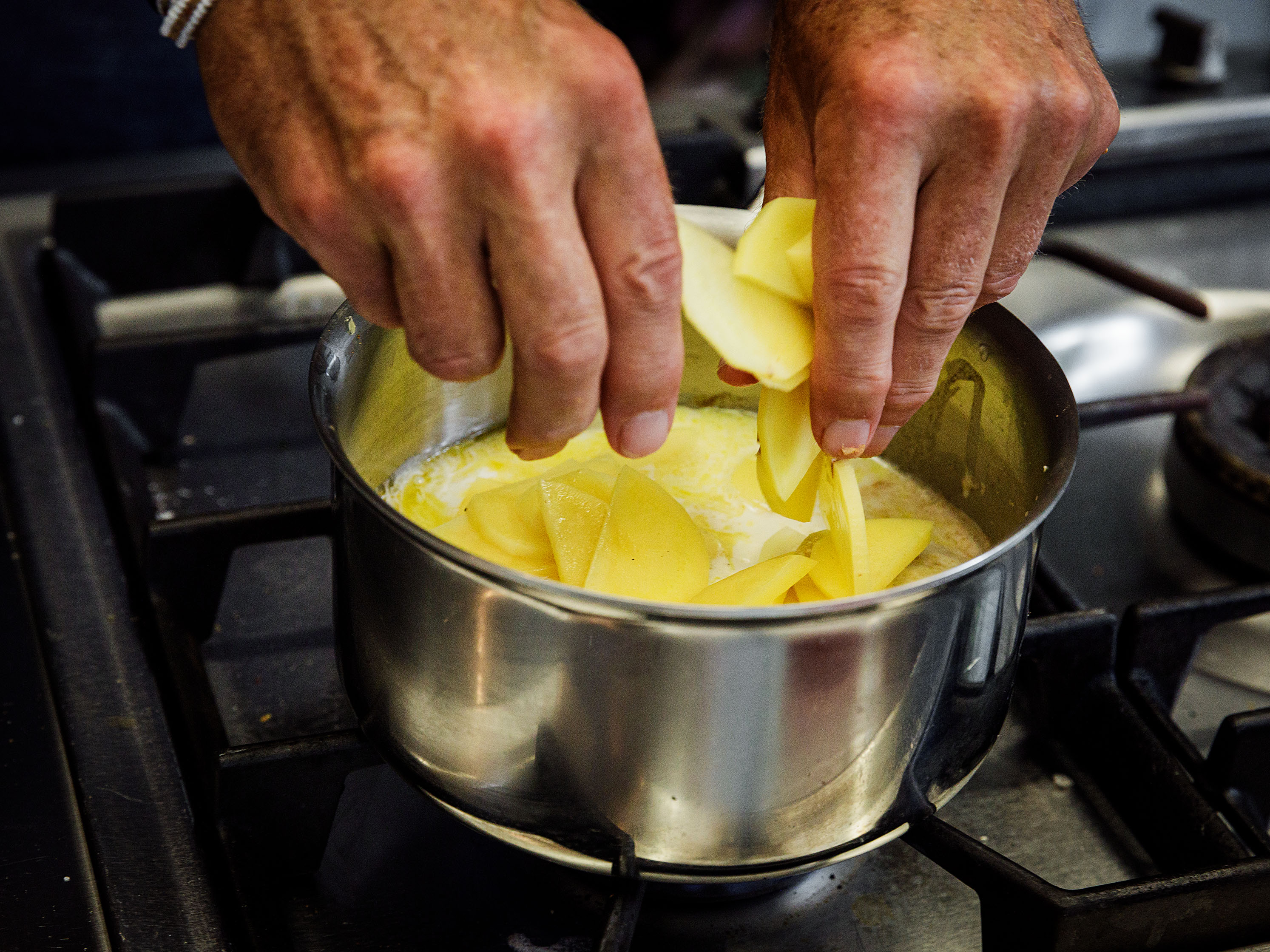 Schritt 2: Milch-Rahm-Mischung für Kartoffelgratin mit Trüffel aufkochen 