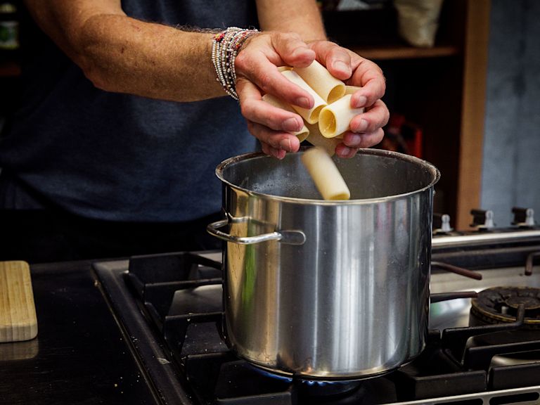 Schritt 1: Paccheri für Paccheri al sugo di pomodoro e limone aufsetzen Schritt 1: Paccheri für Paccheri al sugo di pomodoro e limone aufsetzen