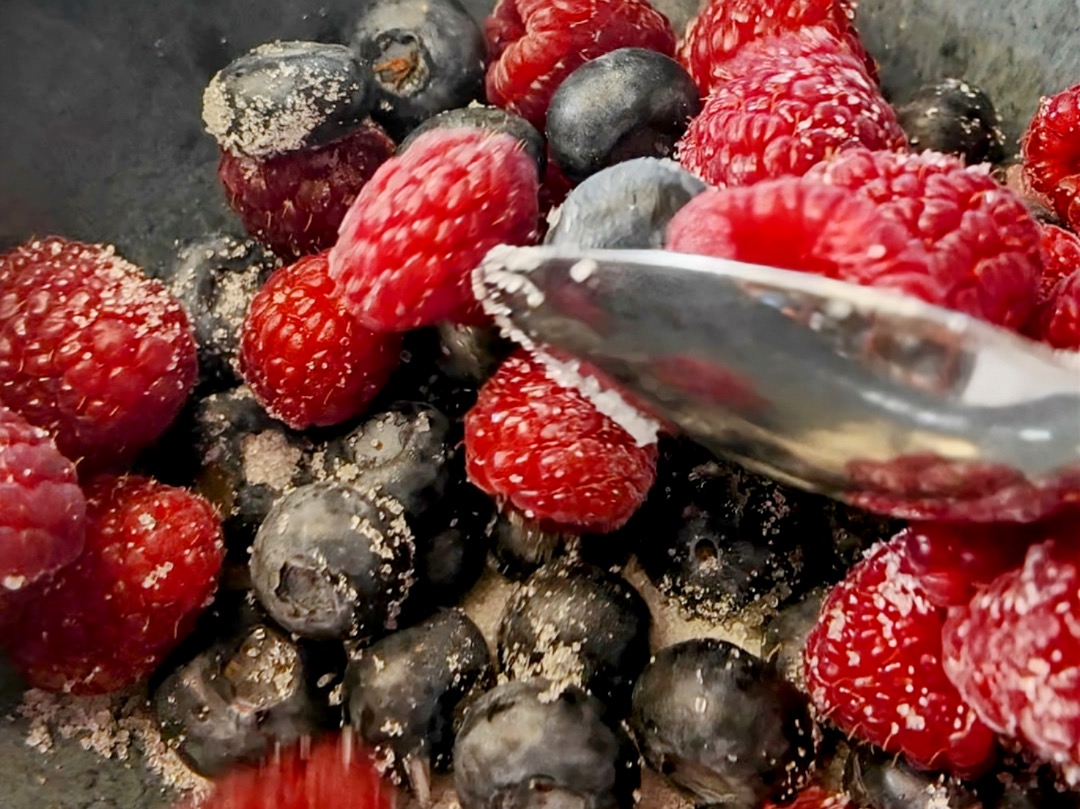 Schritt 3: Beerenkompott für Golden Pancake mit Beerenkompott kochen 