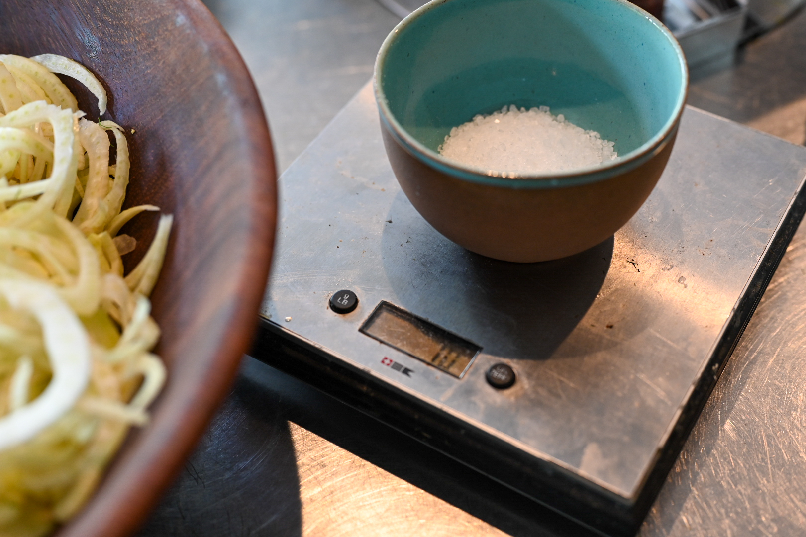 Schritt 2:  Salzen und Fenchel für Wild fermentierte Fenchel mit Orangen einmachen 