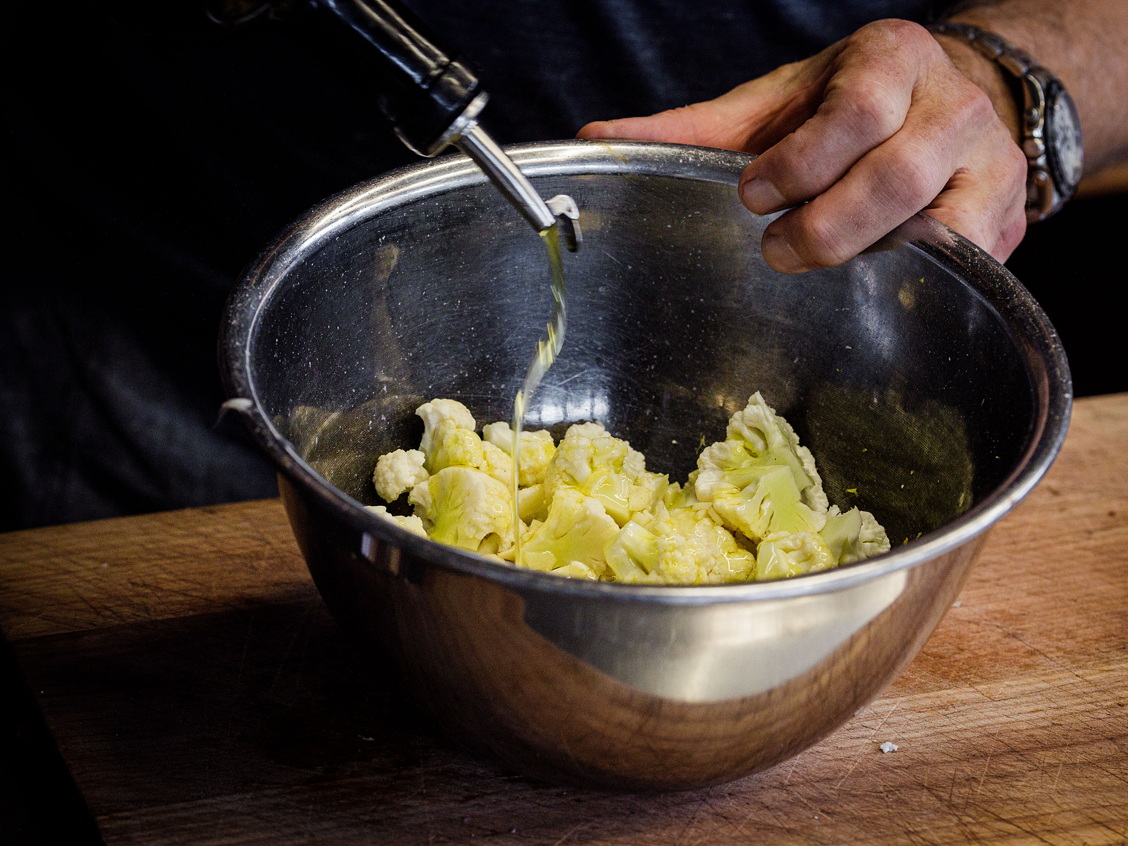 Schritt 1:  Blumenkohl und Kichererbsen für Quinoa-Kichererbsen-Salat mit geröstetem Blumenkohl rösten 