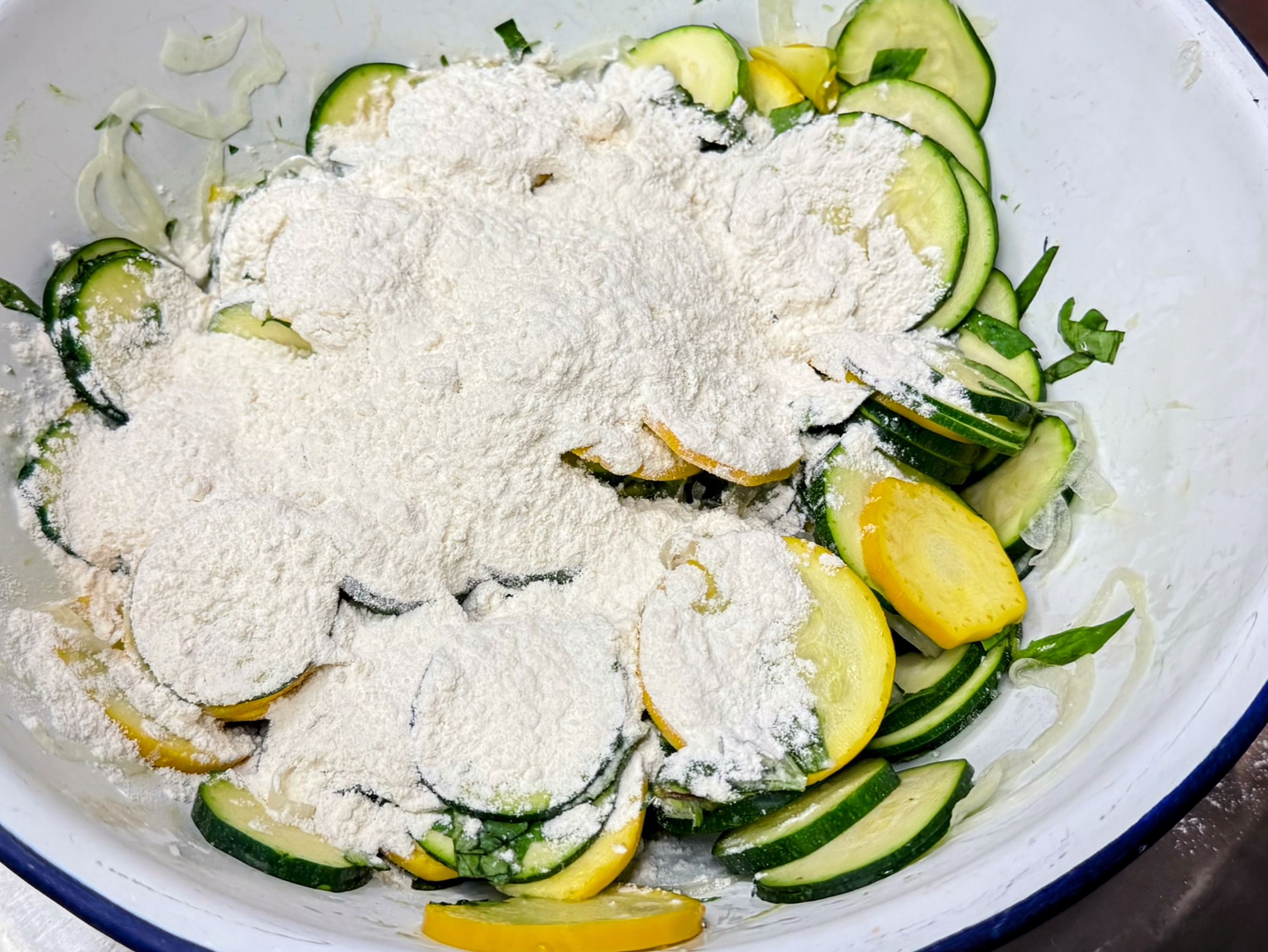 Schritt 1: Vorbereitung des Gemüses für Scarpaccia - Zucchini Tarte Rezept und Ansetzen des Teigs