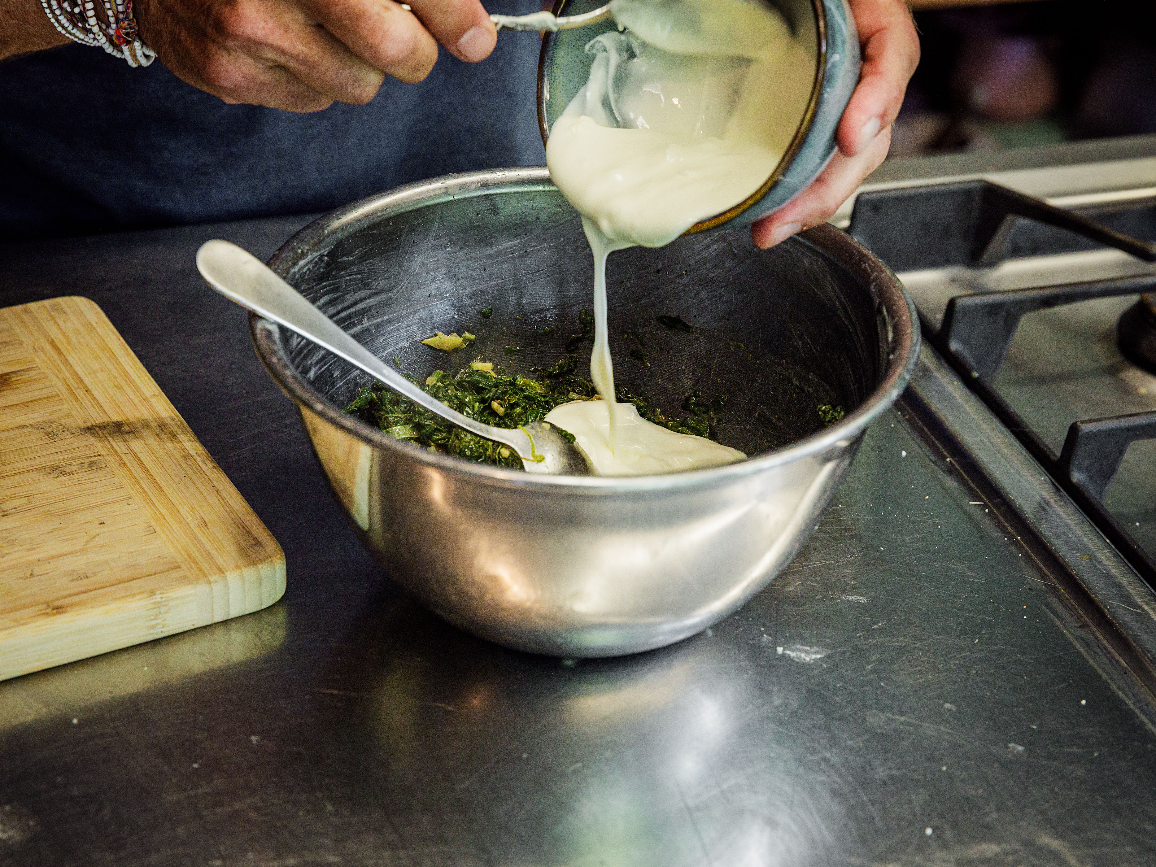 Schritt 3: Den Spinat mit dem veganen Quark oder Joghurt oder Labneh, zusammen mit dem Zitronensaft und etwas Salz und Pfeffer mischen