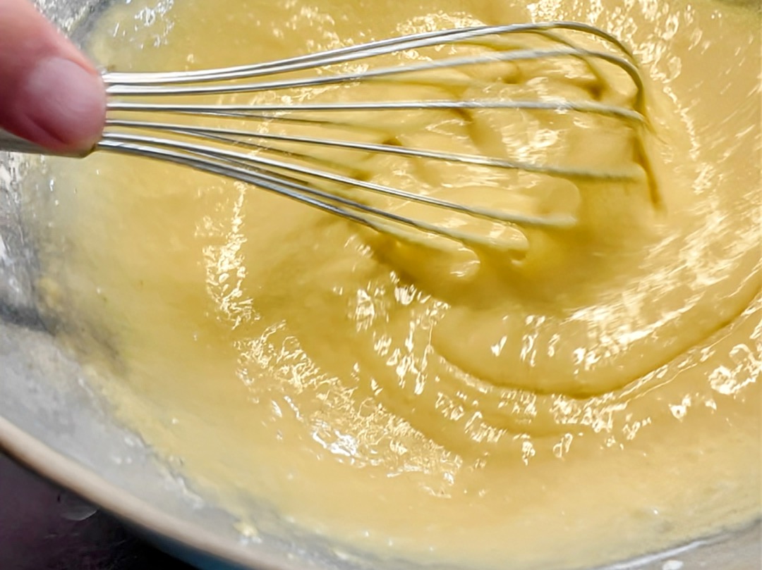 Schritt 4: Teig für Golden Pancake mit Beerenkompott fertigstellen 