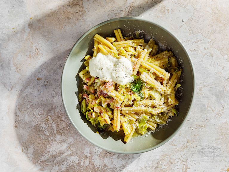 Schritt 3: Zum Servieren mit Parmesan bestreuen und – wer mag – einen Klecks Crème fraîche darauf geben Schritt 3: Zum Servieren mit Parmesan bestreuen und – wer mag – einen Klecks Crème fraîche darauf geben