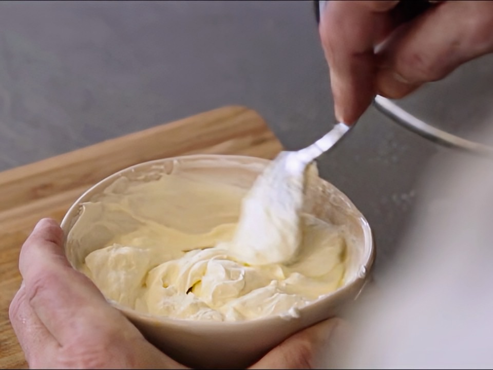 Schritt 2: Eier- und Crememischung für Cremige Zitronen-Mousse zubereiten   