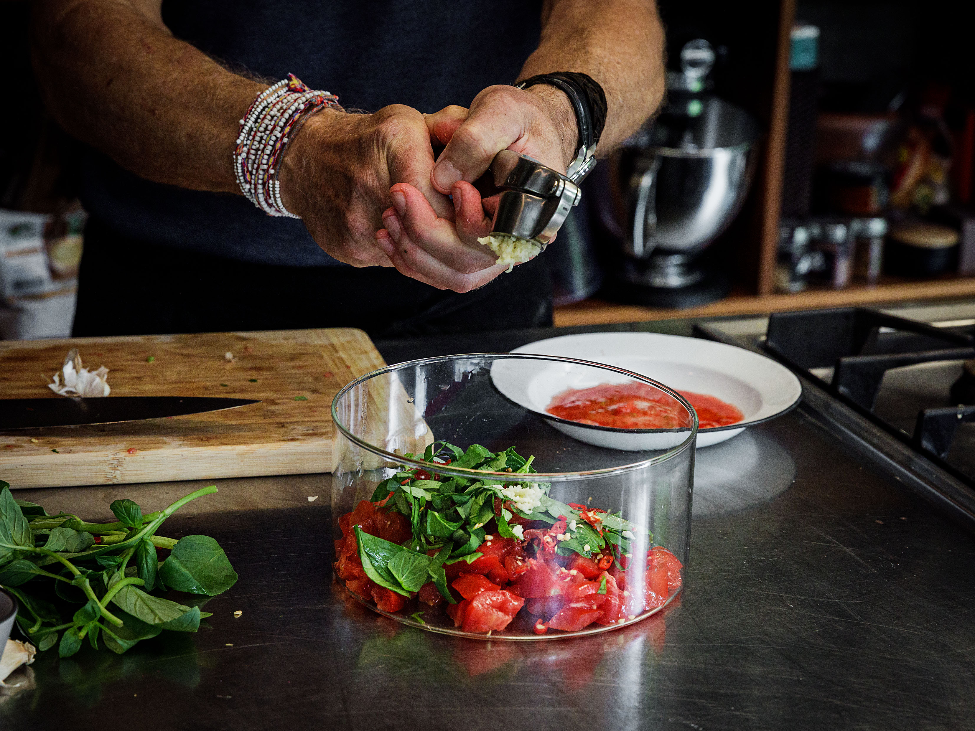 Schritt 1: Sugo für Penne alla caprese zubereiten 