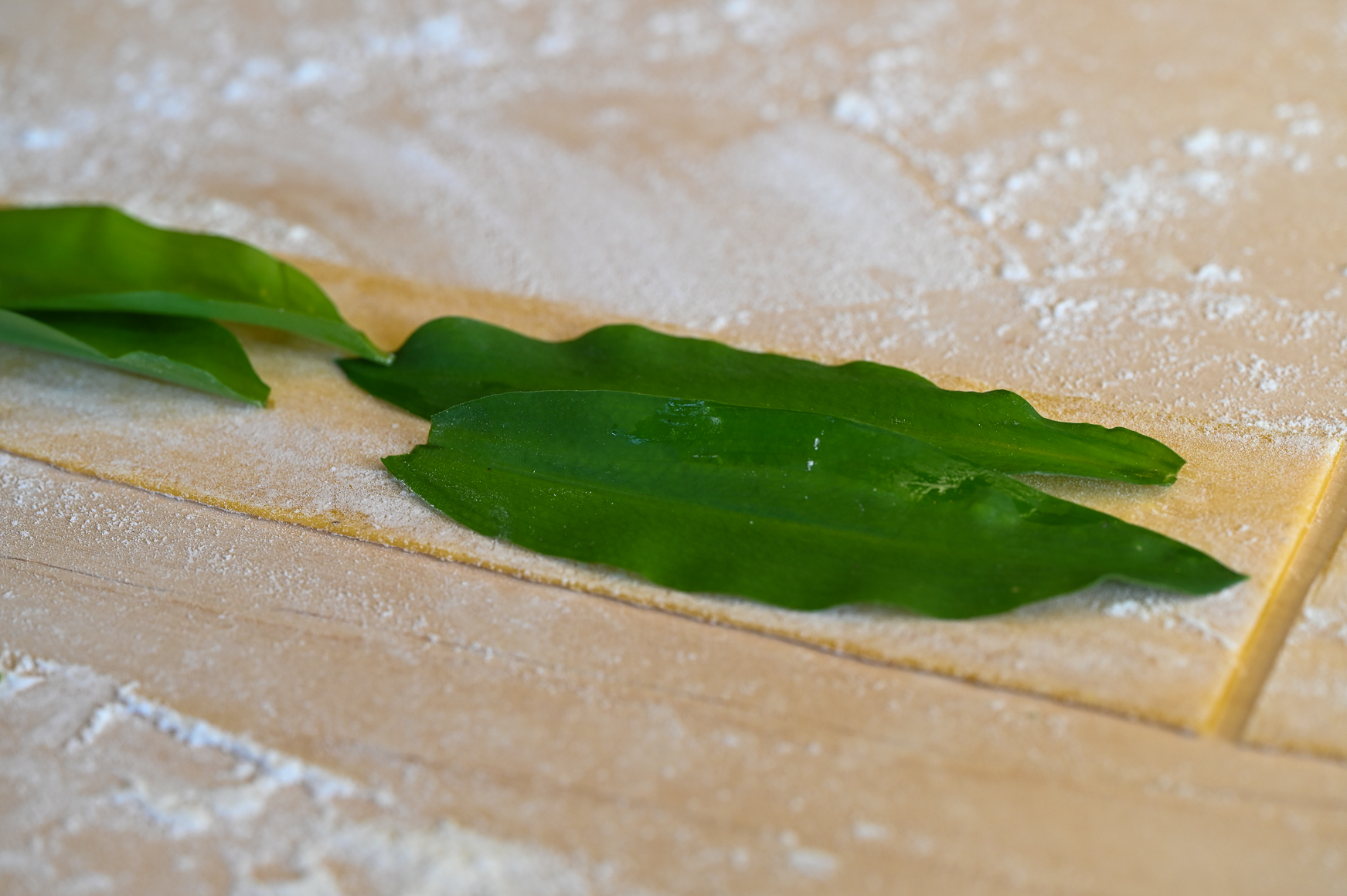 Schritt 3: Die Bärlauchblätter dekorativ zwischen zwei Pastabahnen legen