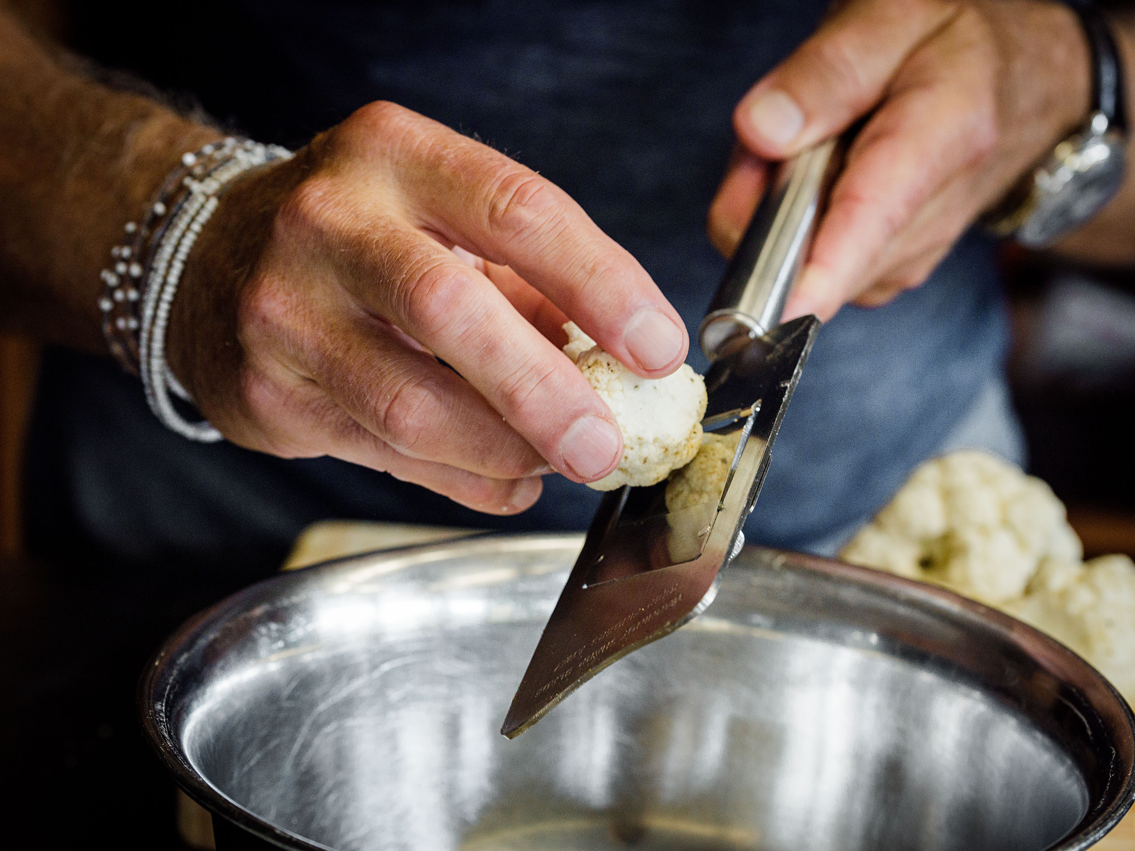1. Schritt: Den Blumenkohl für den Blumenkohl-Couscous fein reiben.